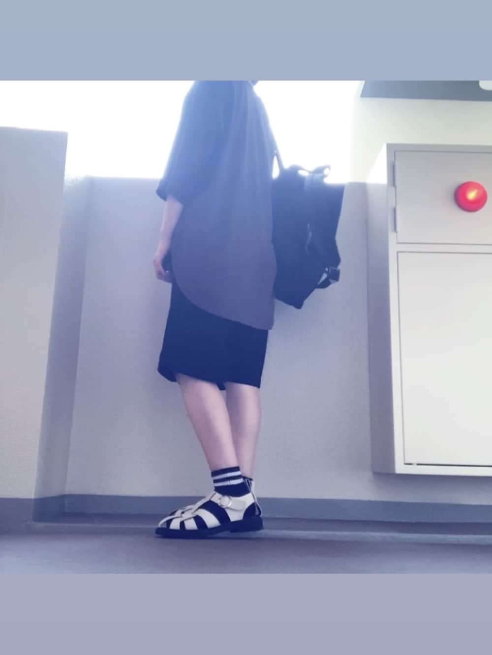 「アツいコーデ全部見せ、休日コーデ、メンズライク、メンズライクコーデ、ロゴT、Tシャツ、ハーフパンツ、コーデュロイパンツ、グルカサンダル、サンダル、ラインソックス、ストリート、モノトーン、モノトーンコーデ」｜「しまむらのアイテム（Tシャツ/カットソー、グレー系）」を使った、mikaさん（レディース・155cm）の夏コーディネートの2枚目の写真