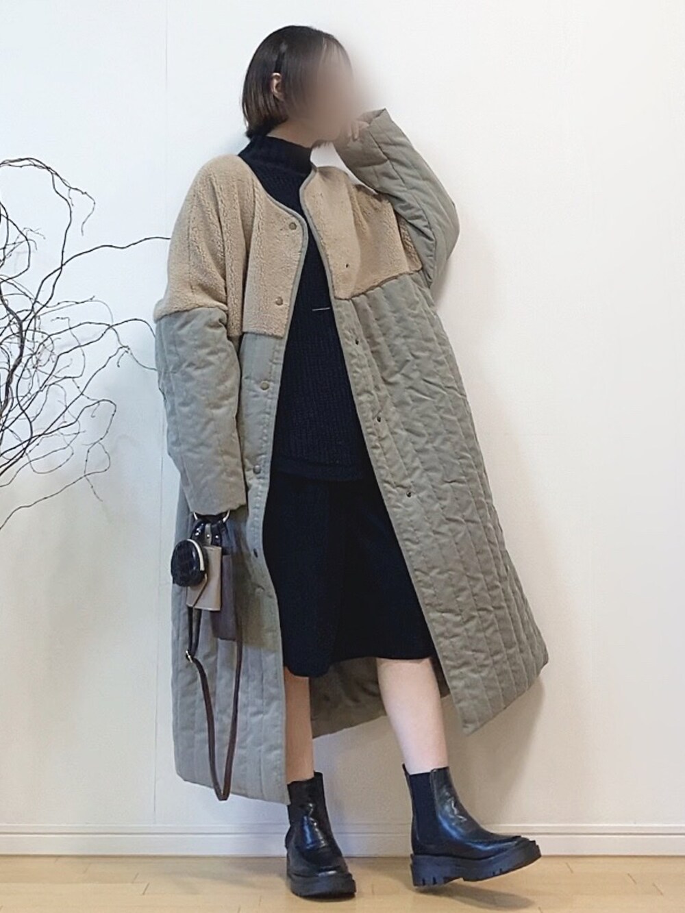 「ブーツ、冬コーデ、タートルネック、ロングコート、大人カジュアル、ノーカラーコート、ハーフパンツ、サイドゴアブーツ、キルティングコート、キルティングジャケット、ミニバッグ、スクエアバッグ、スクエアトゥ」｜「bohmalのボア切替ラインキルティングコート（ノーカラーコート、グリーン系）」を使った、mikaさん（レディース・155cm）の秋コーディネートの2枚目の写真