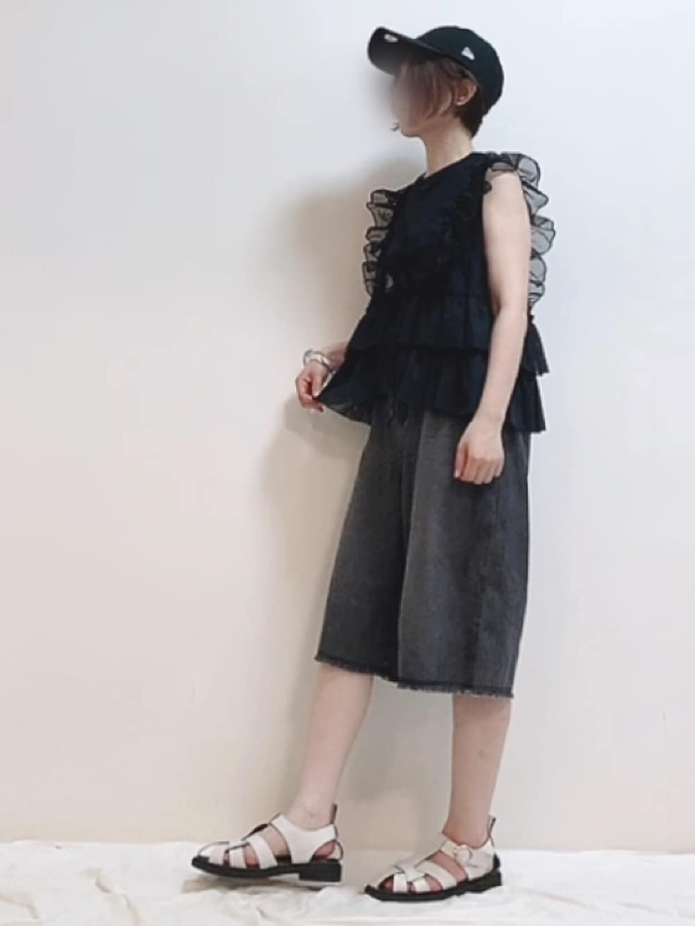 ホワイト系のサンダル、ブラック系のタンクトップ、ブラック系のシャツ/ブラウスを着用したレディースの夏コーディネートの2枚目の写真