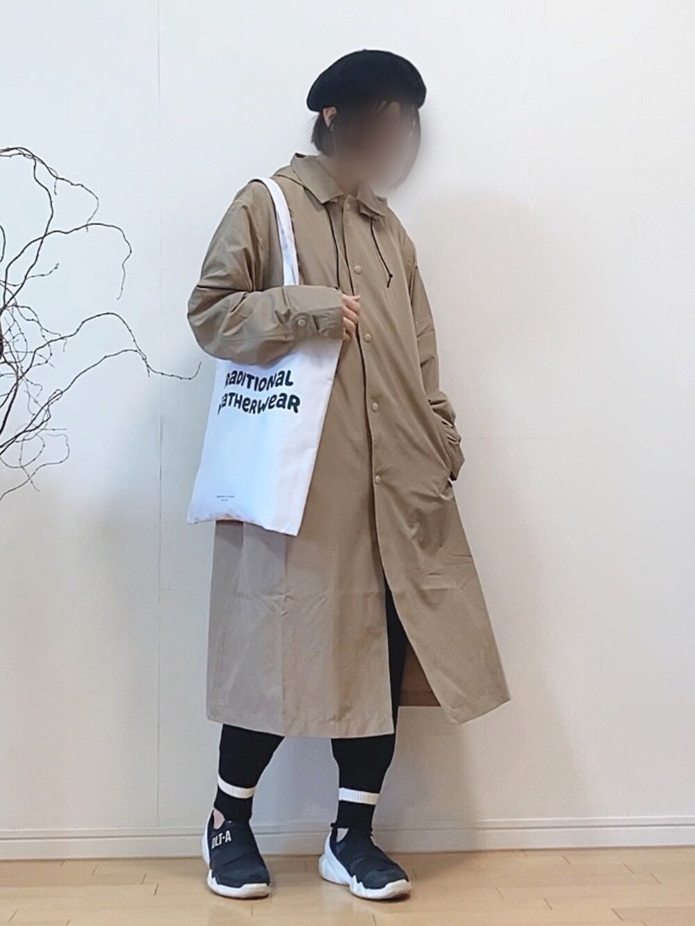 「レインコート、春アウター、Traditional Weatherwear、トートバッグ、ジョガーパンツ、ニットパンツ、ラインパンツ、スニーカー、ベレー帽、雨の日コーデ、オフィスカジュアル、春コーデ」|「Traditional WeatherwearのPENRITH RAIN PACKABLE / パッカブルレインコート(レインコート/ポンチョ、ベージュ系)」を使った、mikaさん(レディース・155cm)の春コーディネートの3枚目の写真