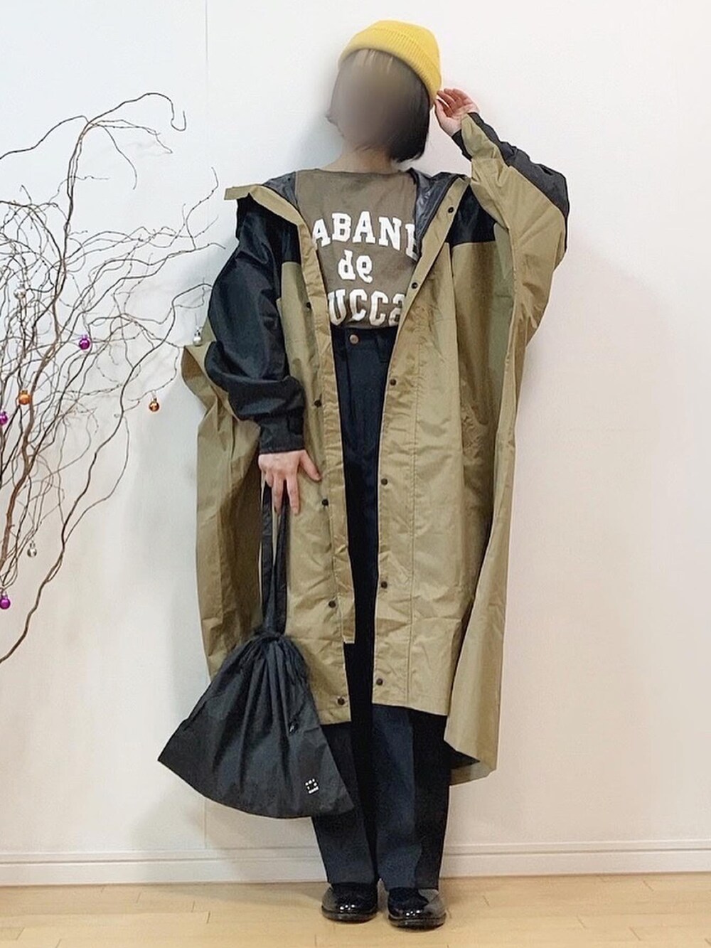 「WEARハロウィン2022、レインコート、パーカー、レインブーツ、ロゴT、センタープレス、Wrangler、3coins、ニット帽、雨の日コーデ、アウトドアスタイル、シンプルコーデ、秋コーデ」｜「アメトハレのAH-100ハイポンチョ DX（レインコート/ポンチョ、ベージュ系）」を使った、mikaさん（レディース・155cm）の秋コーディネートの3枚目の写真