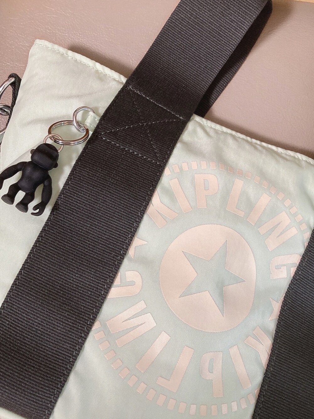 「マウンテンパーカー、ビスチェ、ショート丈トップス、キャップ、ショルダーバッグ、kipling、GU、スニーカー、厚底シューズ、ベージュ、ベージュコーデ、ワントーンコーデ、セットアップ、アウトドアスタイル、休日スタイル」｜「kiplingのミンタエム　（バッグ、グリーン系）」を使った、mikaさん（レディース・155cm）の春コーディネートの4枚目の写真