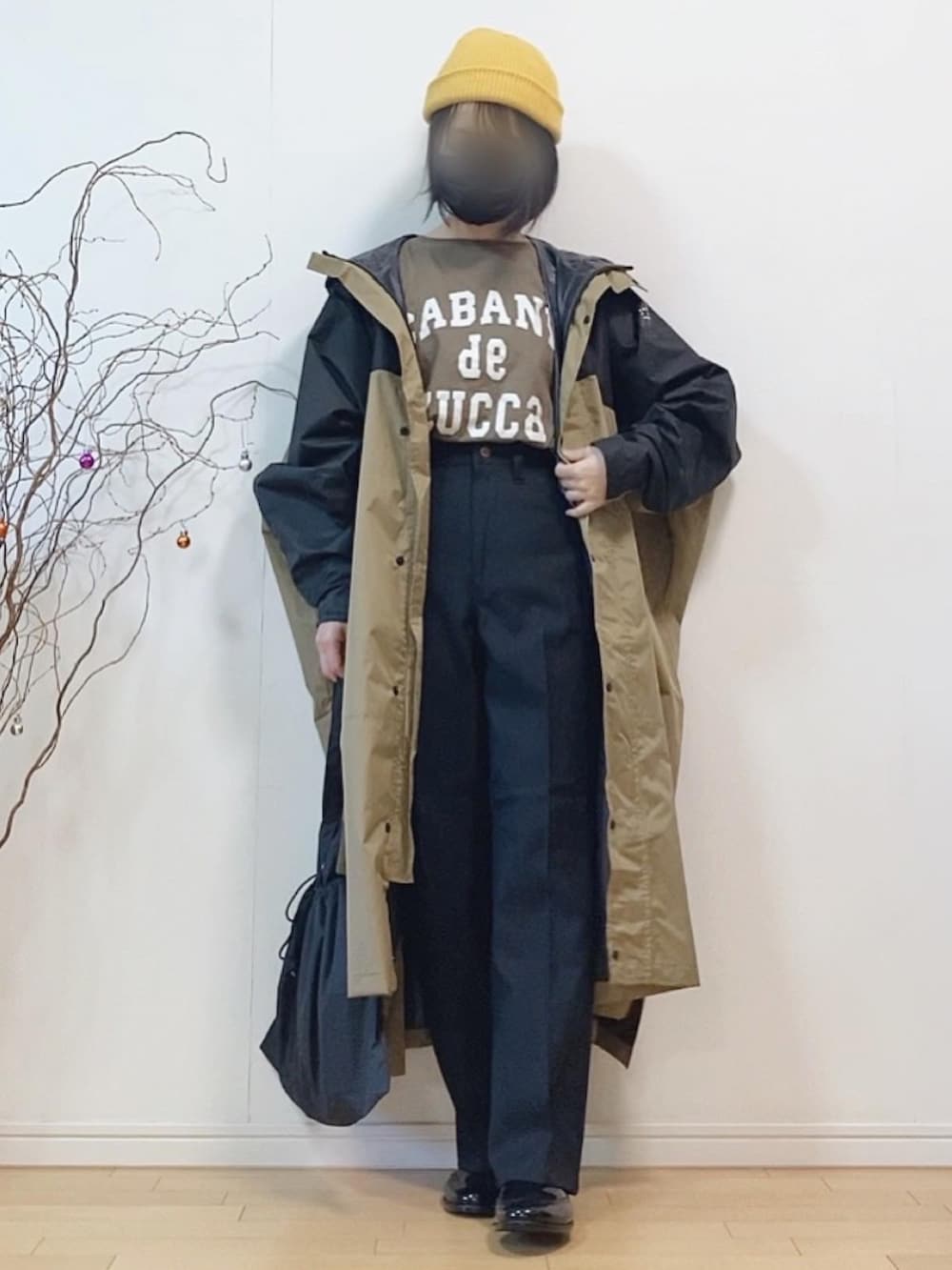 「WEARハロウィン2022、レインコート、パーカー、レインブーツ、ロゴT、センタープレス、Wrangler、3coins、ニット帽、雨の日コーデ、アウトドアスタイル、シンプルコーデ、秋コーデ」｜「アメトハレのAH-100ハイポンチョ DX（レインコート/ポンチョ、ベージュ系）」を使った、mikaさん（レディース・155cm）の秋コーディネートの2枚目の写真