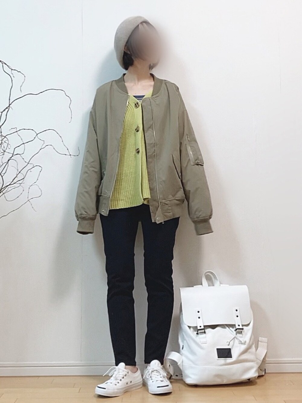 「MA-1、春アウター、ビッグシルエット、スキニーデニム、スキニー、EDWIN、スキニーパンツ、黒スキニー、白スニーカー、コンバース、リュック、ベレー帽、グリーン、アウトドアスタイル、オトナカジュアル」｜「fredy repitの【WEB限定】MA1　ビッグシルエット ブルゾン（MA-1、グリーン系）」を使った、mikaさん（レディース・155cm）の春コーディネートの4枚目の写真