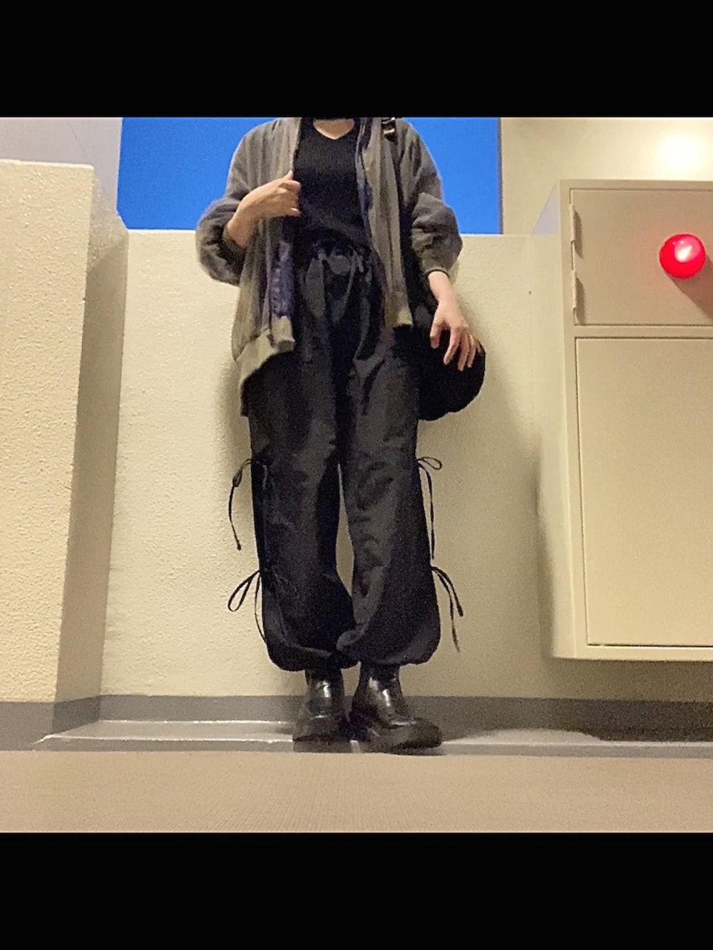 「MA-1、シアートップス、ブルゾン、カーゴパンツ、リボン、カットアウト、ストリート、ブーツ、ショートブーツ、厚底シューズ、リュック、休日スタイル、レイヤードスタイル、重ね着ベストシーズン、メンズライク」｜「しまむらのカーキとネイビーのチュールが重なってます♡（MA-1、グリーン系）」を使った、mikaさん（レディース・155cm）の秋コーディネートの2枚目の写真
