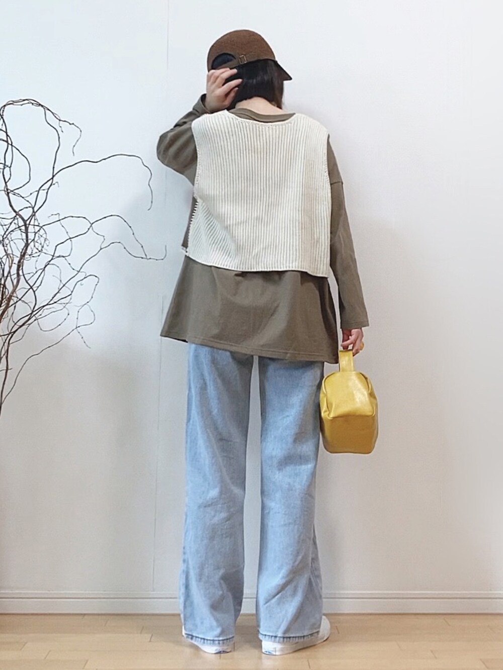 「ごきげんウィーク、ロゴT、ロンT、zucca、ビッグシルエット、ベスト、デニムパンツ、キャップ、麦わら帽子、ペーパーハット、ブラウン、イエロー、アウトドアスタイル、春夏コーデ」｜「ZUCCaのカレッジLOGOロンT/長袖Tシャツ（Tシャツ/カットソー、ベージュ系）」を使った、mikaさん（レディース・155cm）の春コーディネートの2枚目の写真