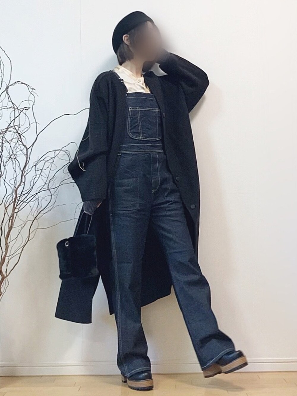 ブルー系のサロペット/オーバーオール、ブラック系のノーカラージャケット、オレンジ系のシャツ/ブラウスを着用したレディースの冬コーディネートの4枚目の写真