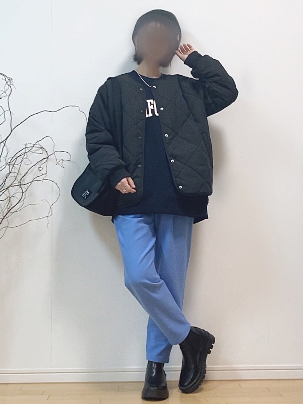 ブラック系のその他アウター、ブルー系のスウェット、ブルー系のその他パンツを着用したレディースの冬コーディネートの4枚目の写真