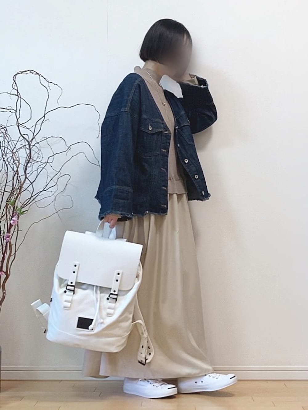 「バッグパック、リュック、GASTONLUGA、ワンピース、ロングワンピース、ニットベスト、ボリューム袖、シャツワンピ、春アウター、デニム、デニムジャケット、ゴールドアクセ、コンバース、白スニーカー、春コーデ」｜「GASTON LUGAの【Gaston Luga ガストンルーガ】 Praper(プローペル) バックパック/リュック（バックパック/リュック、ホワイト系）」を使った、mikaさん（レディース・155cm）の春コーディネートの2枚目の写真
