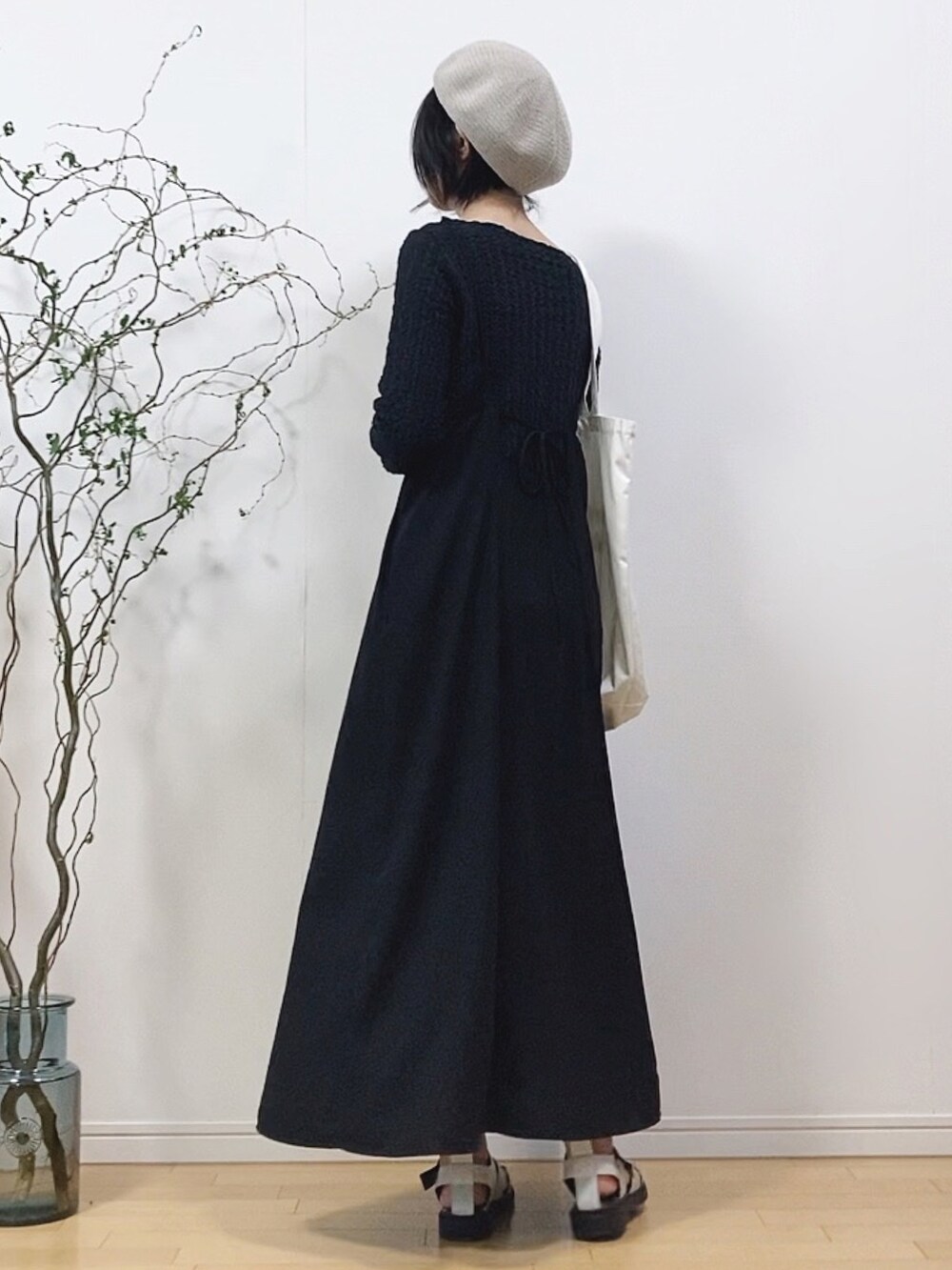 ブラック系のワンピース/ドレス、ブラック系のTシャツ/カットソー、ホワイト系のトートバッグを着用したレディースの春コーディネートの2枚目の写真