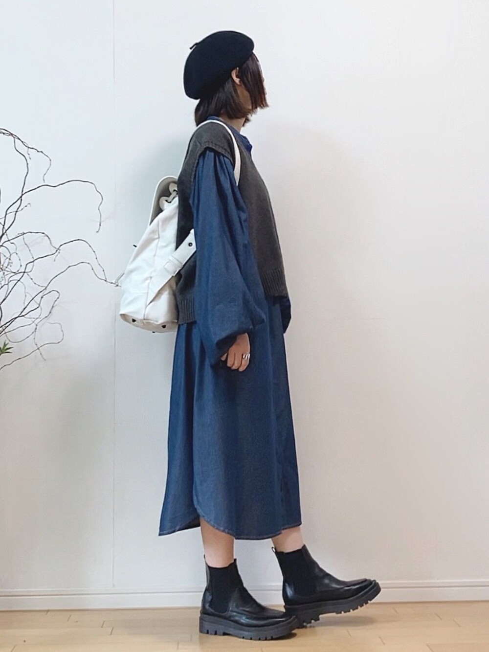 「デニム、デニムワンピース、シャツワンピ、ボリューム袖、ニットベスト、ベスト、バックパック、リュック、GASTONLUGA、スクエアトゥ、サイドゴアブーツ、ベレー帽、春コーデ、シャツスタイル、レイヤードスタイル」｜「COTORICAの【THE DAYZ TOKYO】ボリュームスリーブデニムワンピース（ワンピース、ブルー系）」を使った、mikaさん（レディース・155cm）の春コーディネートの4枚目の写真