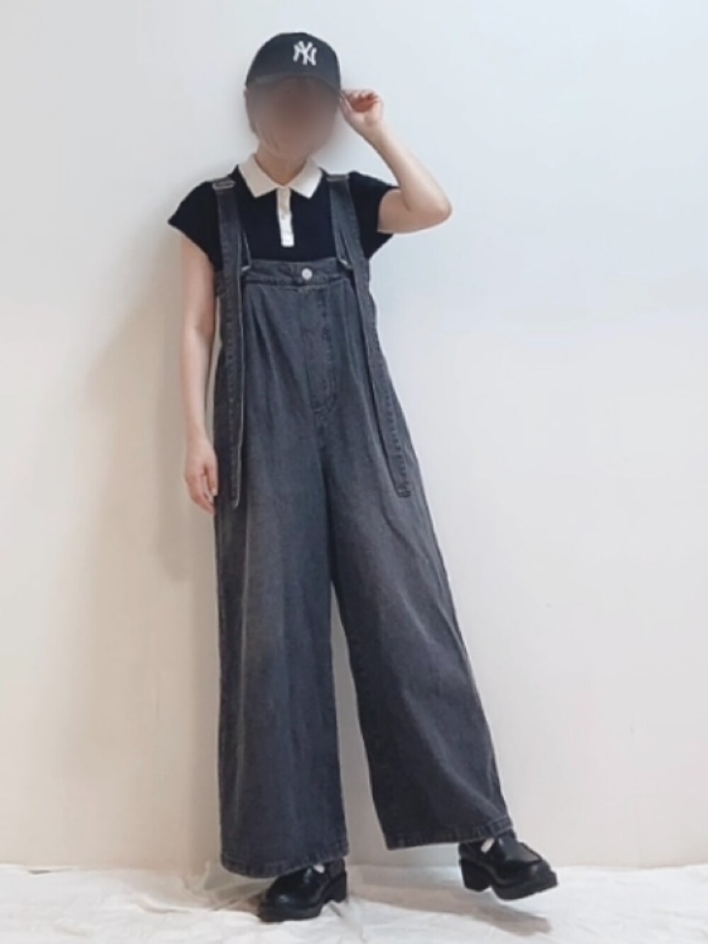 ブラック系のトップス、ブラック系のシューズ、ブラック系のキャップを着用したレディースの夏コーディネートの3枚目の写真