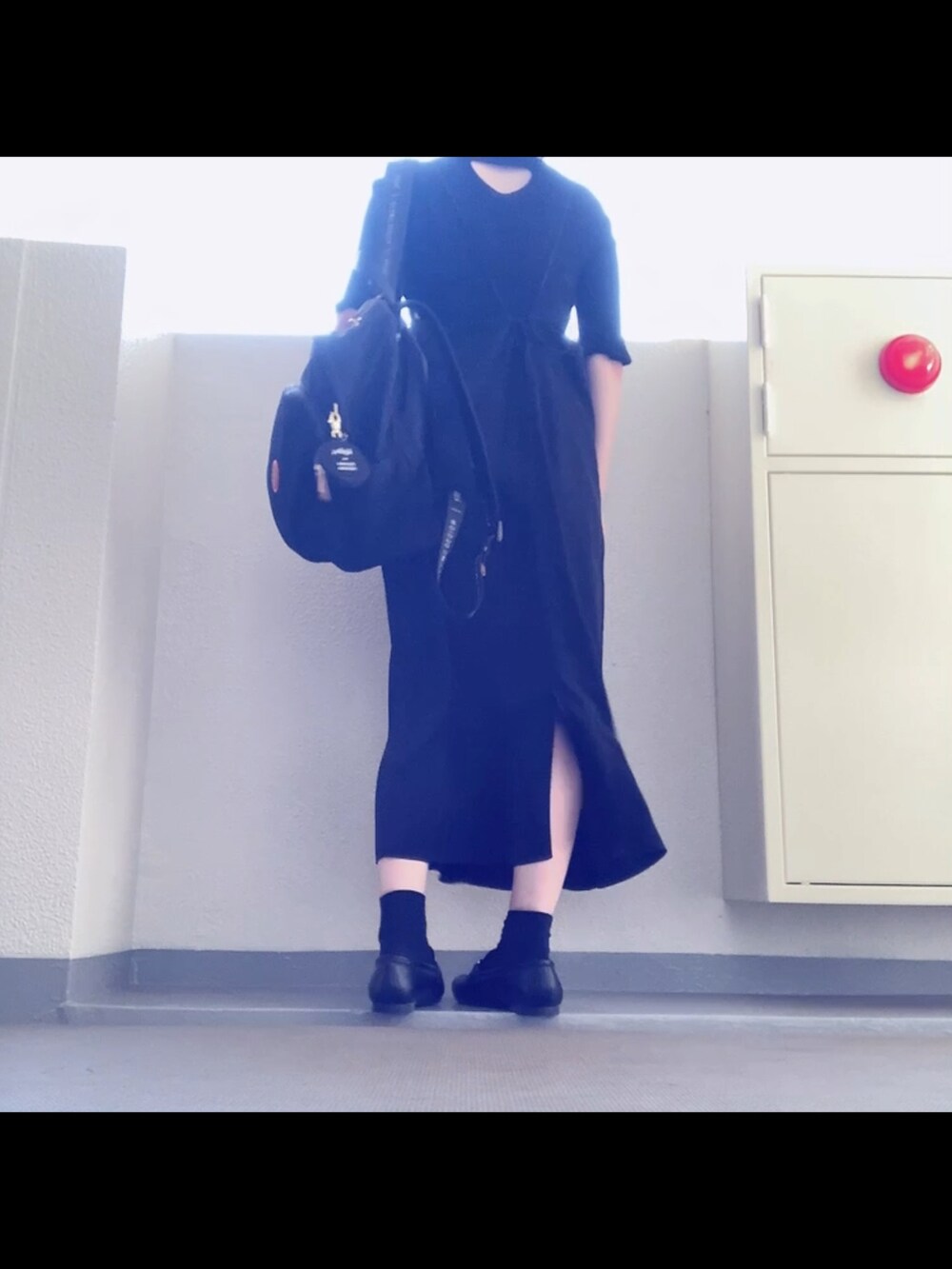 「オールブラック、ブラックコーデ、ワントーンコーデ、ブラック、韓国ファッション、カットアウト、タートルネック、サロペット、サロペットスカート、ワンピース、ローファー、プチプラ、ロングスカート、休日スタイル」｜「しまむらの前後リバーシブル。デコルテ、両サイドカットアウトデザイン。（トップス、ブラック系）」を使った、mikaさん（レディース・155cm）の秋コーディネートの4枚目の写真