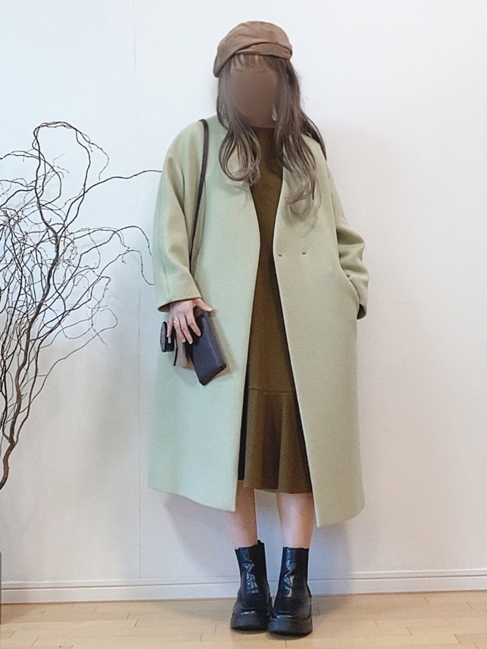 「ブーツ、グリーン、ベレー帽、ロングコート、ノーカラーコート、休日スタイル、サイドゴアブーツ、スクエアトゥ、ブラウン、きれいめカジュアル、ボリューム袖、ロングワンピース、ミニバッグ、スクエアバッグ」｜「green label relaxingの【WEB限定】［XS/H148-155㎝］EX FINE リッタイ スリーブ ノーラペル コート（ノーカラーコート、グリーン系）」を使った、mikaさん（レディース・155cm）の秋コーディネートの2枚目の写真