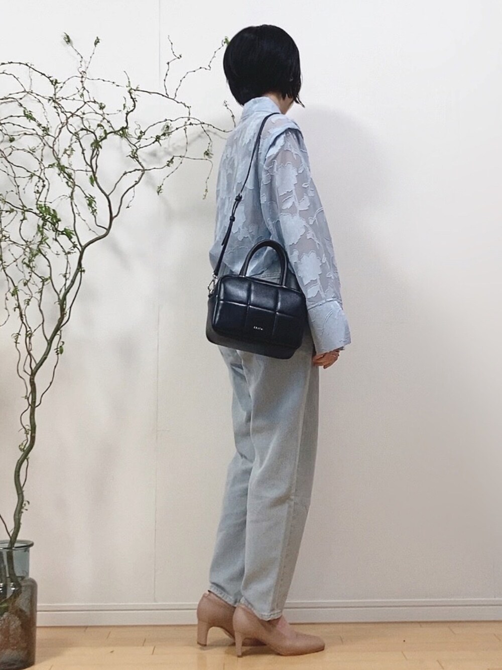 「春服デビュー宣言、キレイめカジュアル、春コーデ、ジャガード、ワントーンコーデ、淡色コーデ、ブルー、テーパードパンツ、パンプス、スクエアバッグ、パステル映える春、シアーシャツ、春服みてみて、シャツスタイル、淡色女子」|「どこだっけwのアイテム(シャツ/ブラウス、ブルー系)」を使った、mikaさん(レディース・155cm)の春コーディネートの2枚目の写真