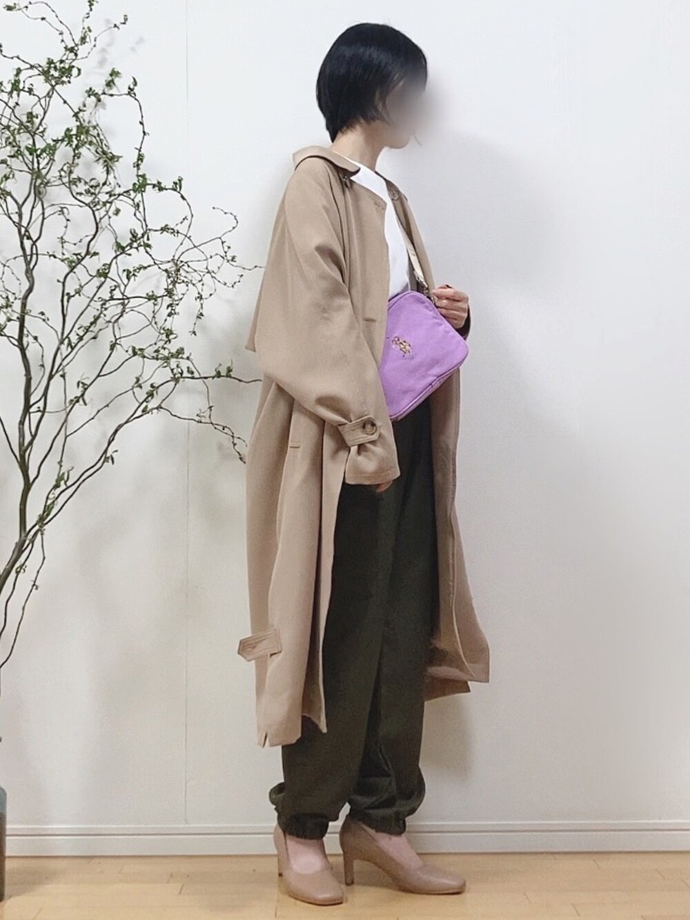 「トレンチコート、ベージュ、ロンT、白Tシャツ、しまむら、カーゴパンツ、ジョガーパンツ、アベイル、パンプス、スクエアトゥ、ショルダーバッグ、スクエアバッグ、レイヤードスタイル、シンプルコーデ、プチプラ」｜「ECRIREの【陽コラボ】サイドスリットトレンチコート（トレンチコート、ベージュ系）」を使った、mikaさん（レディース・155cm）の春コーディネートの2枚目の写真