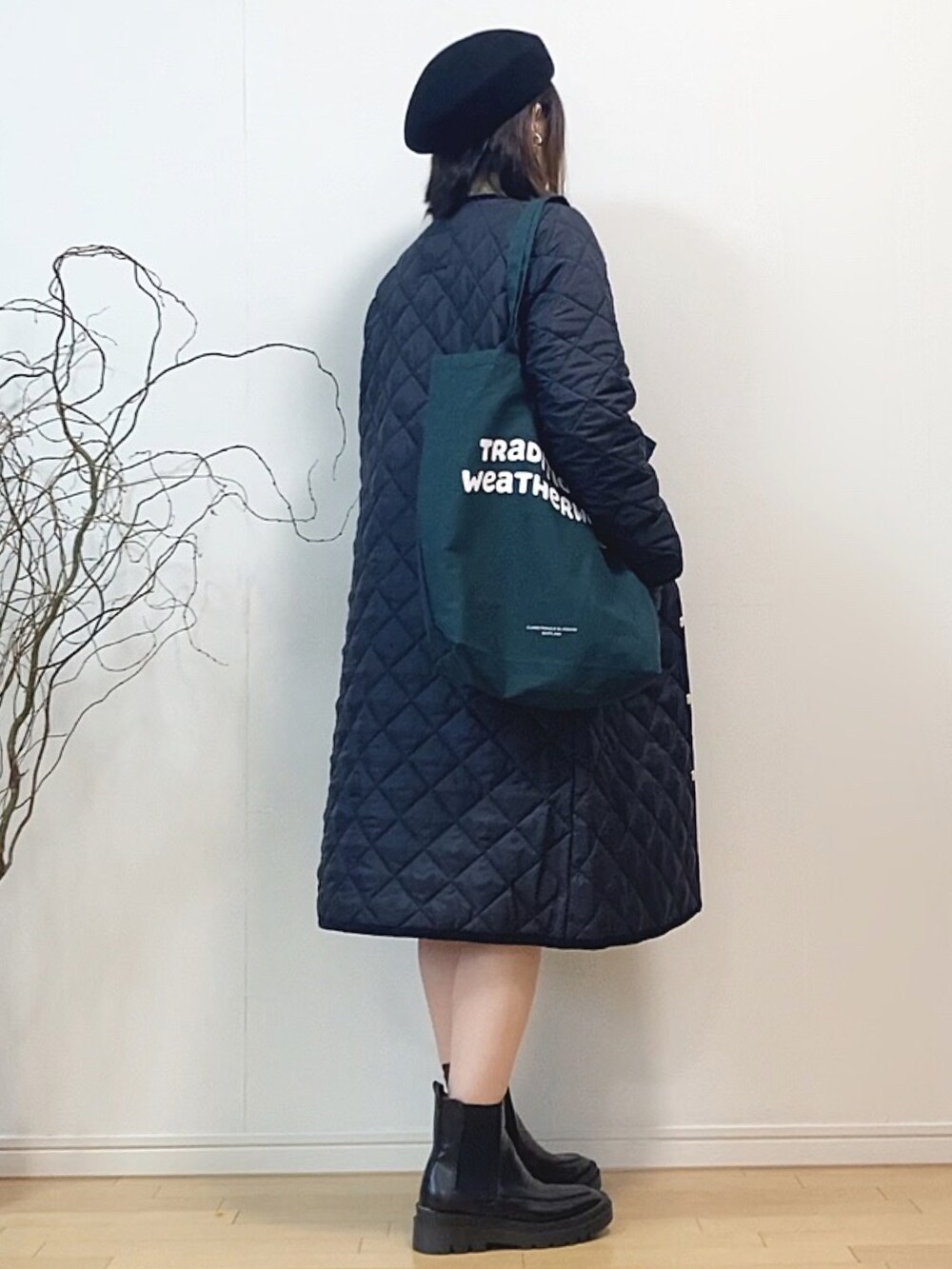 「休日スタイル、キルティング、キルティングジャケット、キルティングコート、チェック、チェックに恋してる、ケーブルニット、タートルネック、モックネック、グリーン、ハーフパンツ、コーデュロイパンツ、ベレー帽、サイドゴアブーツ、トートバッグ」|「MACKINTOSH PHILOSOPHYのトラディショナルウェザーウェアコラボ≪ARKLEY LONG≫ 限定モデル(ノーカラーコート、ブルー系)」を使った、mikaさん(レディース・155cm)の秋コーディネートの3枚目の写真