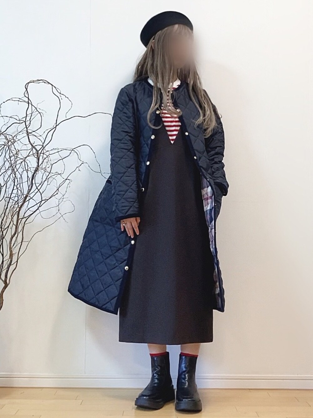 「ベレー帽、キルティング、赤、ハロウィン、ノーカラーコート、サイドゴアブーツ、ブラウン、ジャンパースカート、コスプレ、キルティングコート、キルティングジャケット、ロングワンピース、悪魔コーデ、ハロウィンコーデ、wearhalloween2021」｜「MACKINTOSH PHILOSOPHYのトラディショナルウェザーウェアコラボ≪ARKLEY LONG≫　限定モデル（ノーカラーコート、ブルー系）」を使った、mikaさん（レディース・155cm）の秋コーディネートの2枚目の写真