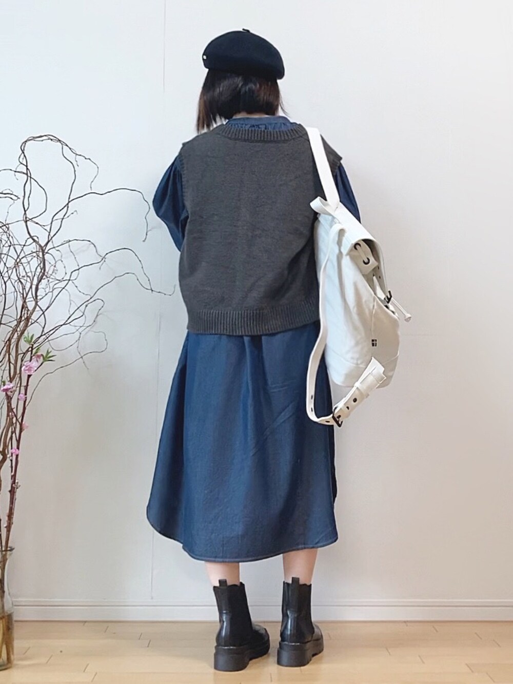 「デニム、デニムワンピース、シャツワンピ、ボリューム袖、ニットベスト、ベスト、バックパック、リュック、GASTONLUGA、スクエアトゥ、サイドゴアブーツ、ベレー帽、春コーデ、シャツスタイル、レイヤードスタイル」｜「COTORICAの【THE DAYZ TOKYO】ボリュームスリーブデニムワンピース（ワンピース、ブルー系）」を使った、mikaさん（レディース・155cm）の春コーディネートの3枚目の写真