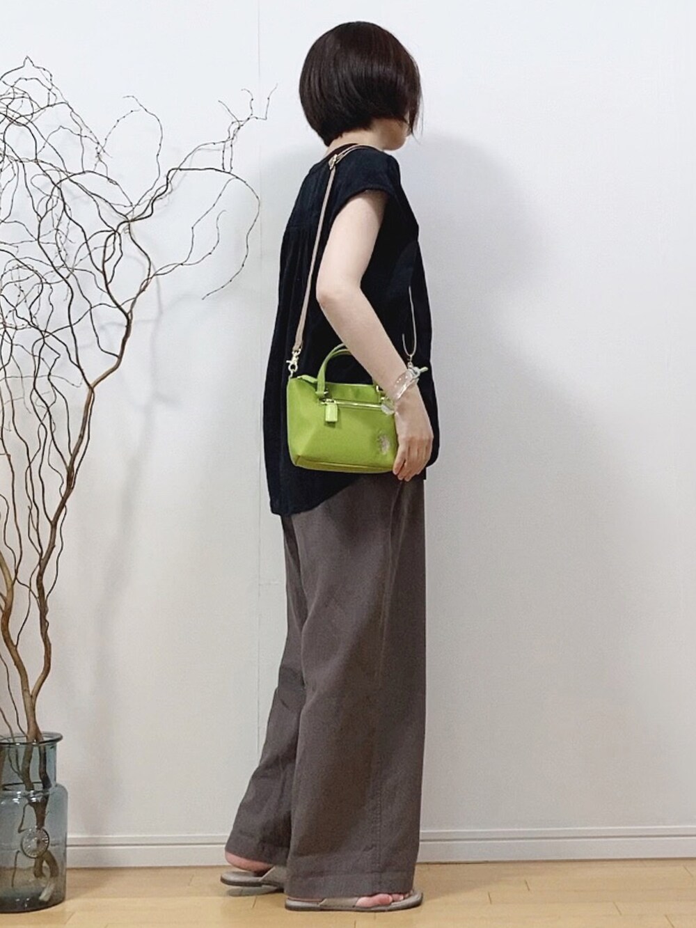 グレー系のサロペット/オーバーオール、グリーン系のショルダーバッグ、その他のバングル/リストバンドを着用したレディースの夏コーディネートの3枚目の写真