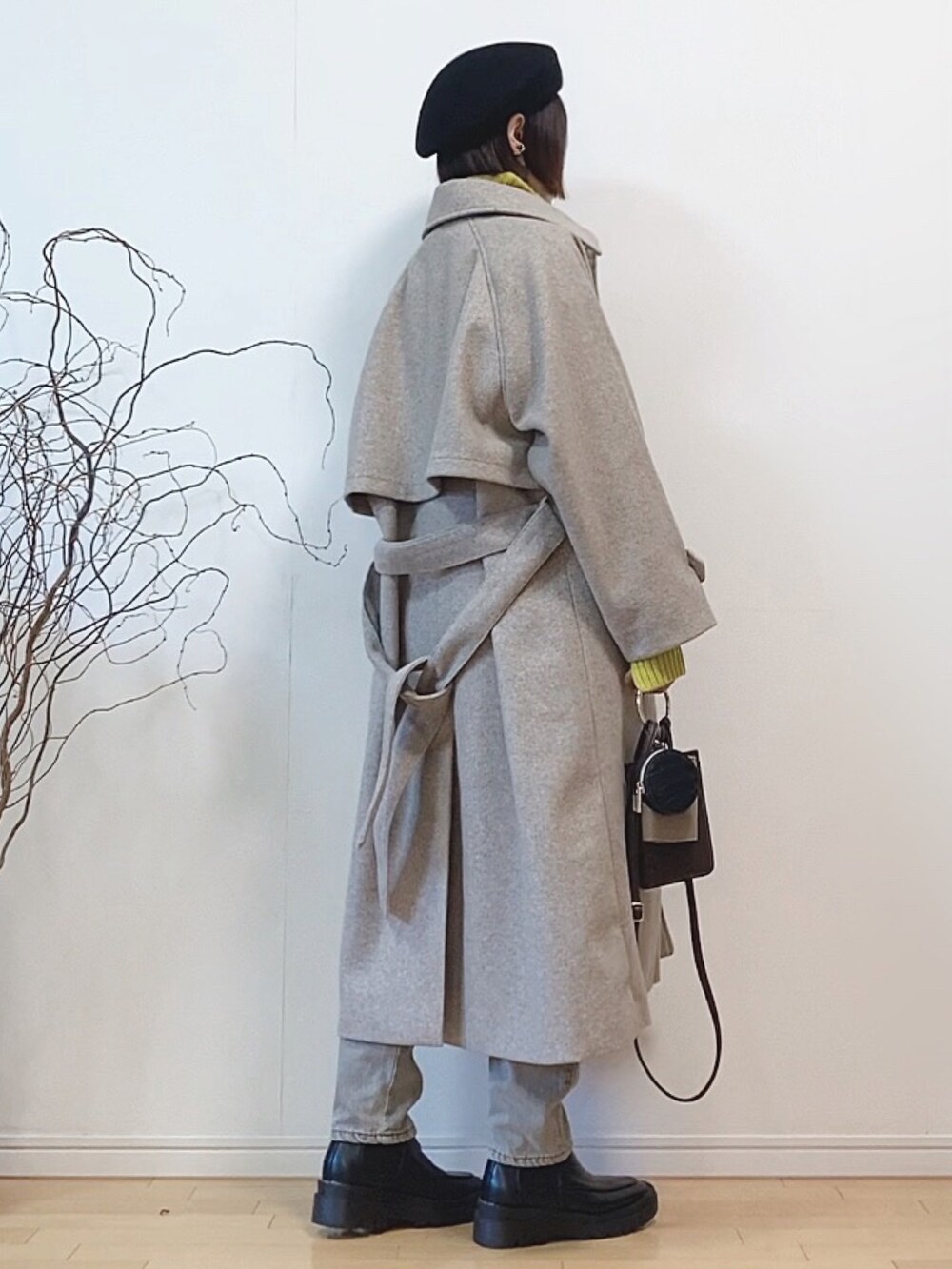 「テーパードパンツ、コート、ニット、ビッグシルエット、ブーツ、ベレー帽、ステンカラーコート、冬コーデ、タートルネック、ロングコート、サイドゴアブーツ、リブニット、厚底シューズ、ミニバッグ、スクエアバッグ」｜「COTORICAのフェイクウールステンカラーコート（ステンカラーコート、ベージュ系）」を使った、mikaさん（レディース・155cm）の秋コーディネートの2枚目の写真