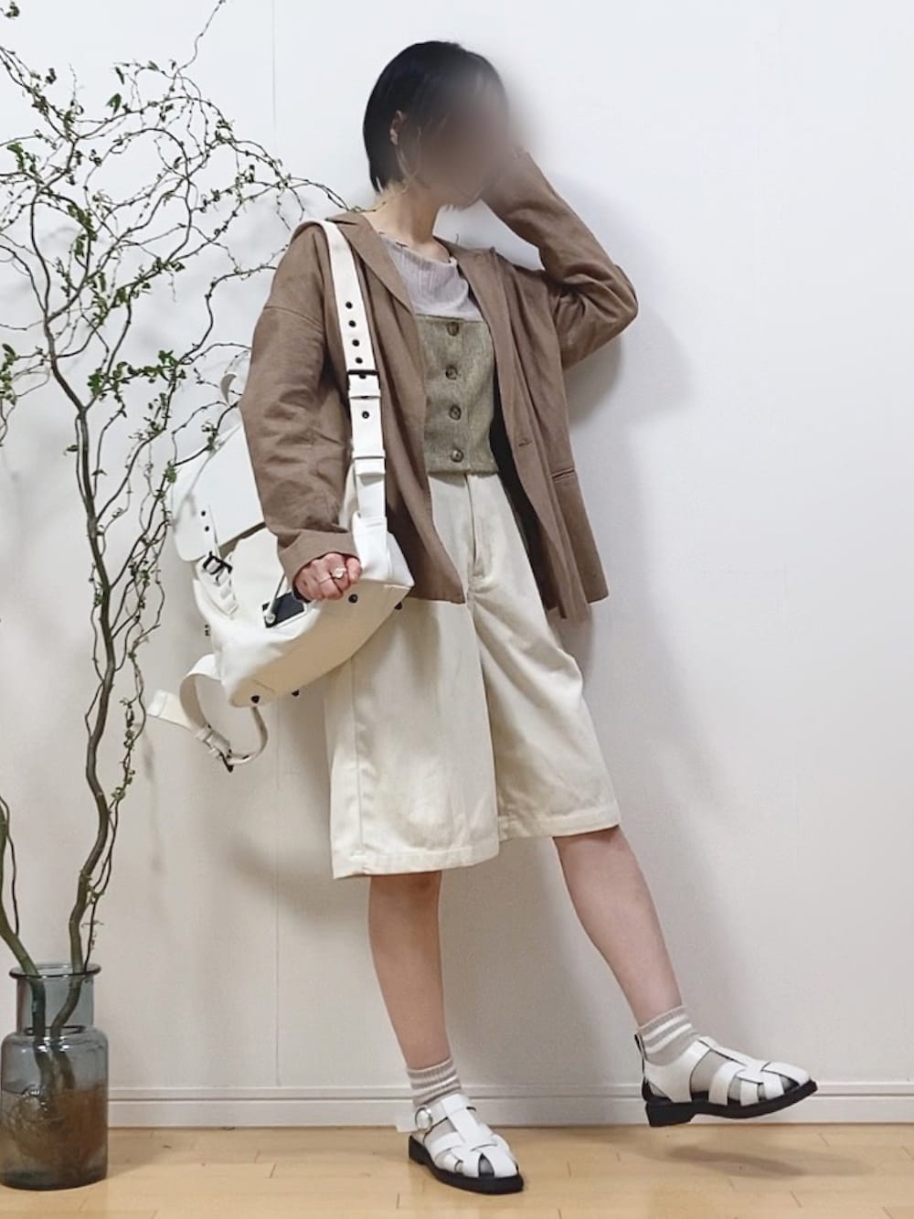 「ジャケット、リネン、ビスチェ、ベスト、ハーフパンツ、ショートパンツ、グルカサンダル、リュック、ワントーンコーデ、淡色コーデ、淡色女子、イヤーカフ、シルバーアクセサリー、古着MIX、レイヤードスタイル」｜「BROTHERHOODの【BROTHERHOOD】ベーシックイヤーカフv1「サージカルステンレス」(片耳用)（イヤーカフ、その他）」を使った、mikaさん（レディース・155cm）の春コーディネートの2枚目の写真