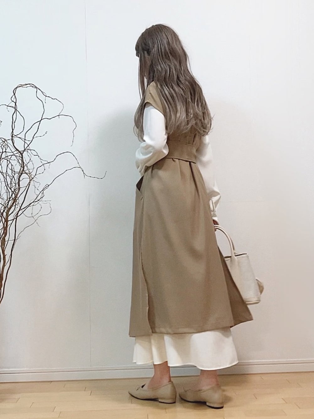「春コーデ、ジレ、ロングジレ、ベスト、トレンチコート、シャツワンピ、シャツワンピース、トートバッグ、バレエシューズ、スクエアトゥ、オフィスカジュアル、入学式、はじめましてコーデ、淡色コーデ、淡色女子」｜「ECRIREの【TOMOコラボ】サイドスリットロングジレ（ワンピース、ベージュ系）」を使った、mikaさん（レディース・155cm）の春コーディネートの3枚目の写真