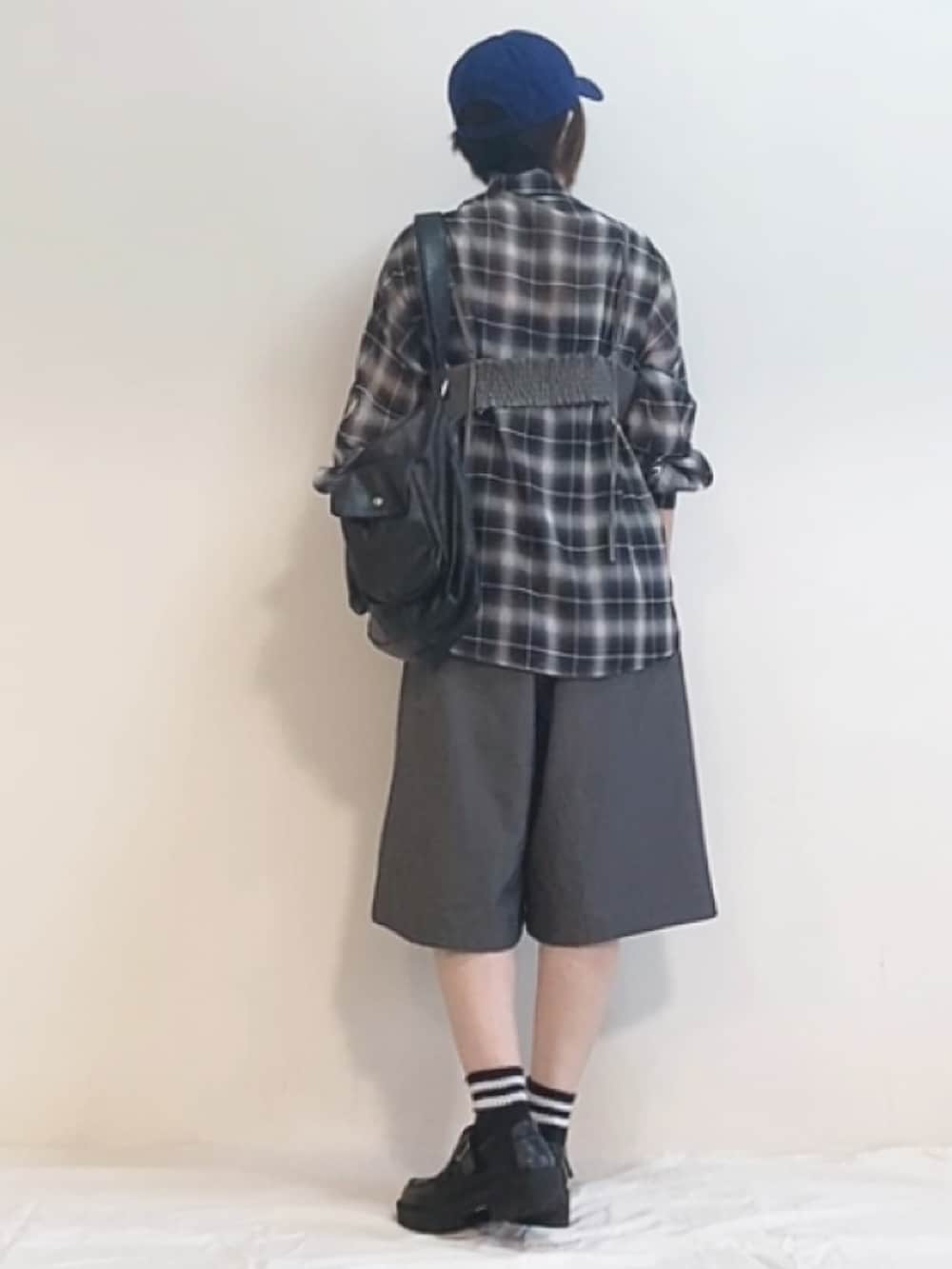ブラック系のシャツ/ブラウス、グレー系のスラックス、ブラック系のショルダーバッグを着用したレディースの夏コーディネートの4枚目の写真