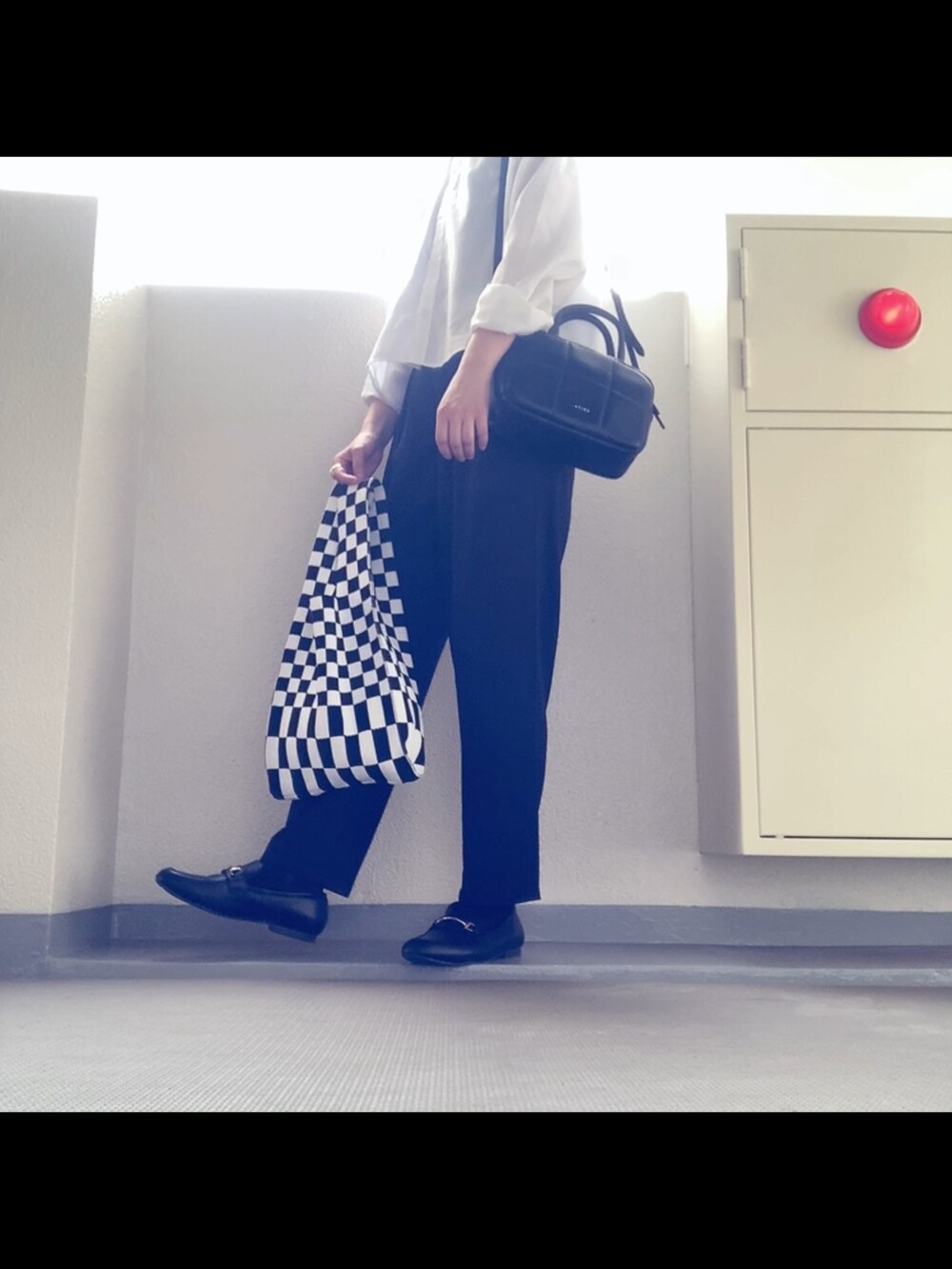 ホワイト系のシャツ/ブラウス、ブラック系のローファー、ブラック系のショルダーバッグを着用したレディースの秋コーディネートの3枚目の写真