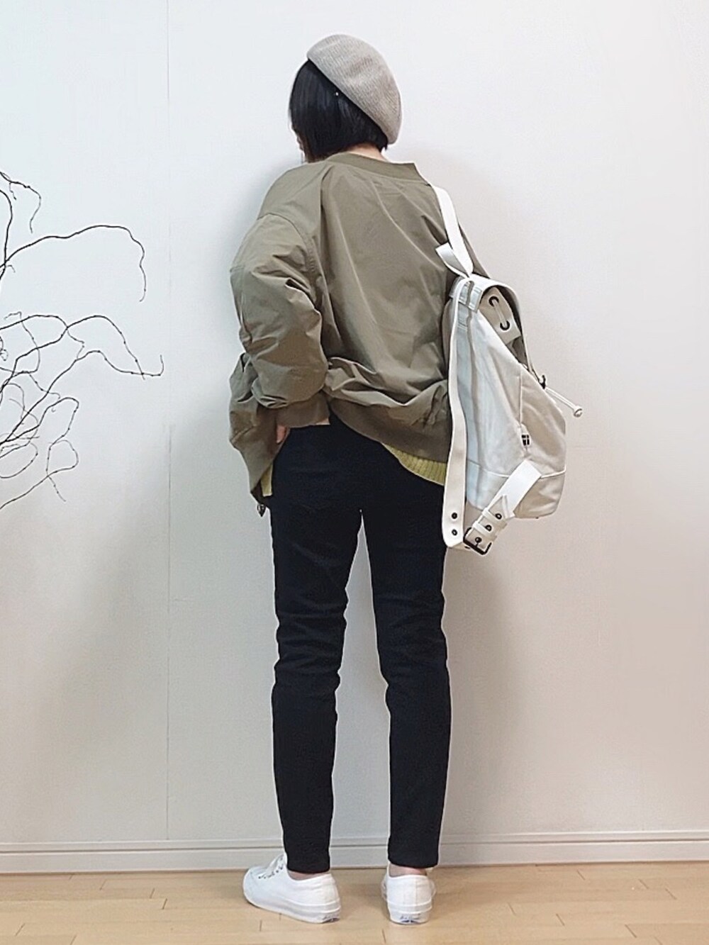 「MA-1、春アウター、ビッグシルエット、スキニーデニム、スキニー、EDWIN、スキニーパンツ、黒スキニー、白スニーカー、コンバース、リュック、ベレー帽、グリーン、アウトドアスタイル、オトナカジュアル」｜「fredy repitの【WEB限定】MA1　ビッグシルエット ブルゾン（MA-1、グリーン系）」を使った、mikaさん（レディース・155cm）の春コーディネートの3枚目の写真