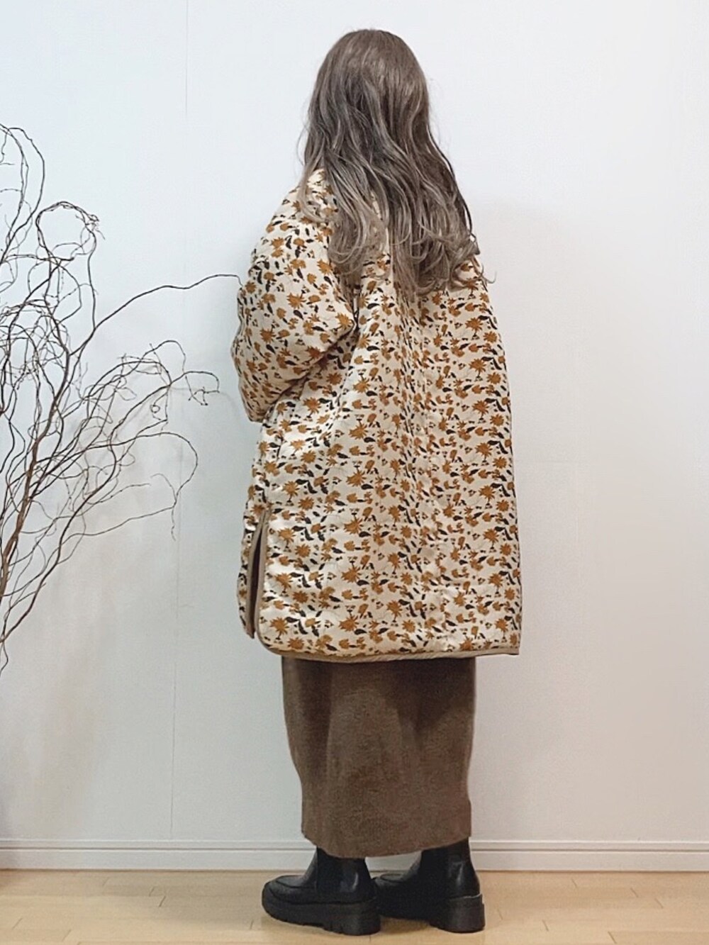 「クリスマスに着たい服、マイベストコーデ2021、花柄、キルティングジャケット、ノーカラーコート、ニットワンピース、パーカー、ブーツ、サイドゴアブーツ、ミニバッグ、しまむら、ブラウン、休日スタイル、ビッグシルエット」｜「UR Lab.のUR Lab.　柄リバーシブルキルティングブルゾン（ダウンジャケット/コート、ベージュ系）」を使った、mikaさん（レディース・155cm）の冬コーディネートの4枚目の写真