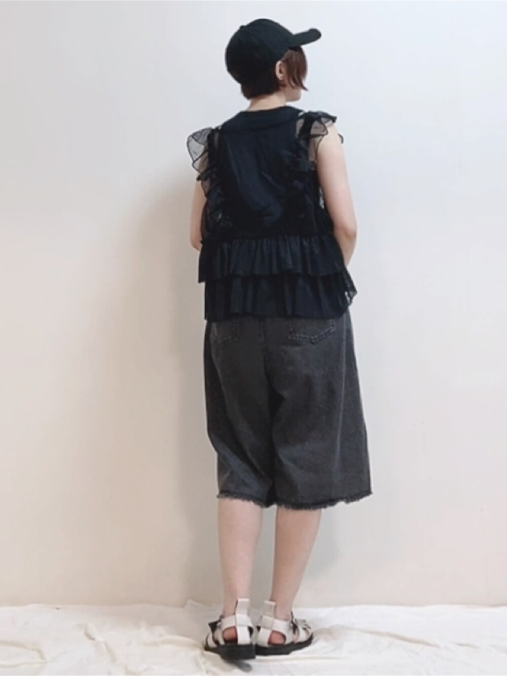 ホワイト系のサンダル、ブラック系のタンクトップ、ブラック系のシャツ/ブラウスを着用したレディースの夏コーディネートの3枚目の写真