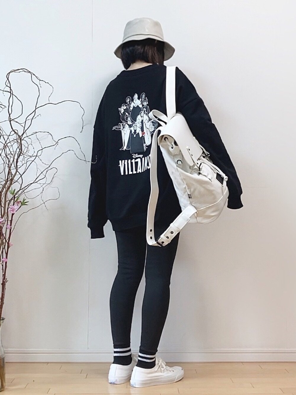 「スウェット、ビッグシルエット、バックプリント、FIG&VIPER、ディズニー、スキニーパンツ、バックパック、リュック、バケットハット、コンバース、ラインソックス、モノトーン、モノトーンコーデ、ストリート、ストリートコーデ」｜「FIG&VIPERのDisney villains BIG PO（Tシャツ/カットソー、ブラック系）」を使った、mikaさん（レディース・155cm）の春コーディネートの3枚目の写真