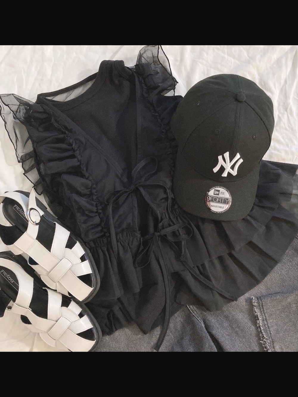 ホワイト系のサンダル、ブラック系のタンクトップ、ブラック系のシャツ/ブラウスを着用したレディースの夏コーディネートの4枚目の写真