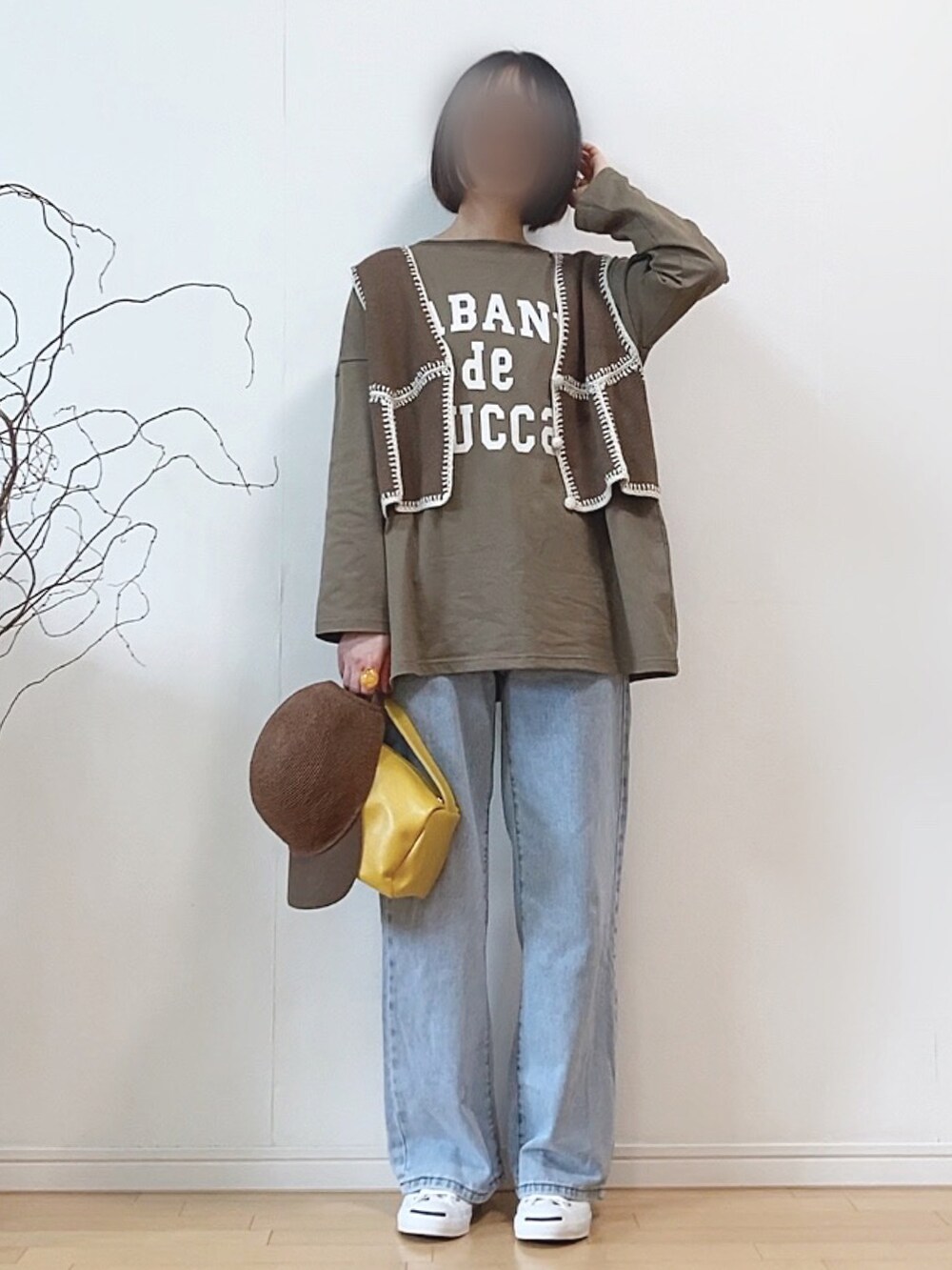 「ごきげんウィーク、ロゴT、ロンT、zucca、ビッグシルエット、ベスト、デニムパンツ、キャップ、麦わら帽子、ペーパーハット、ブラウン、イエロー、アウトドアスタイル、春夏コーデ」｜「ZUCCaのカレッジLOGOロンT/長袖Tシャツ（Tシャツ/カットソー、ベージュ系）」を使った、mikaさん（レディース・155cm）の春コーディネートの3枚目の写真