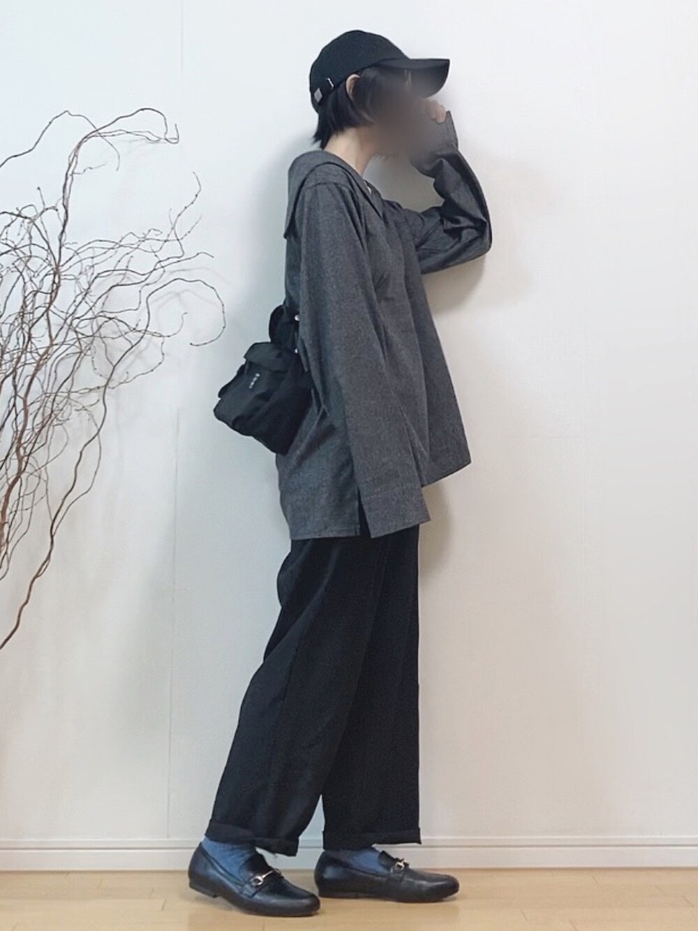 ブラック系のトップス、ブラック系のその他パンツ、ブラック系のショルダーバッグを着用したレディースの秋コーディネートの2枚目の写真