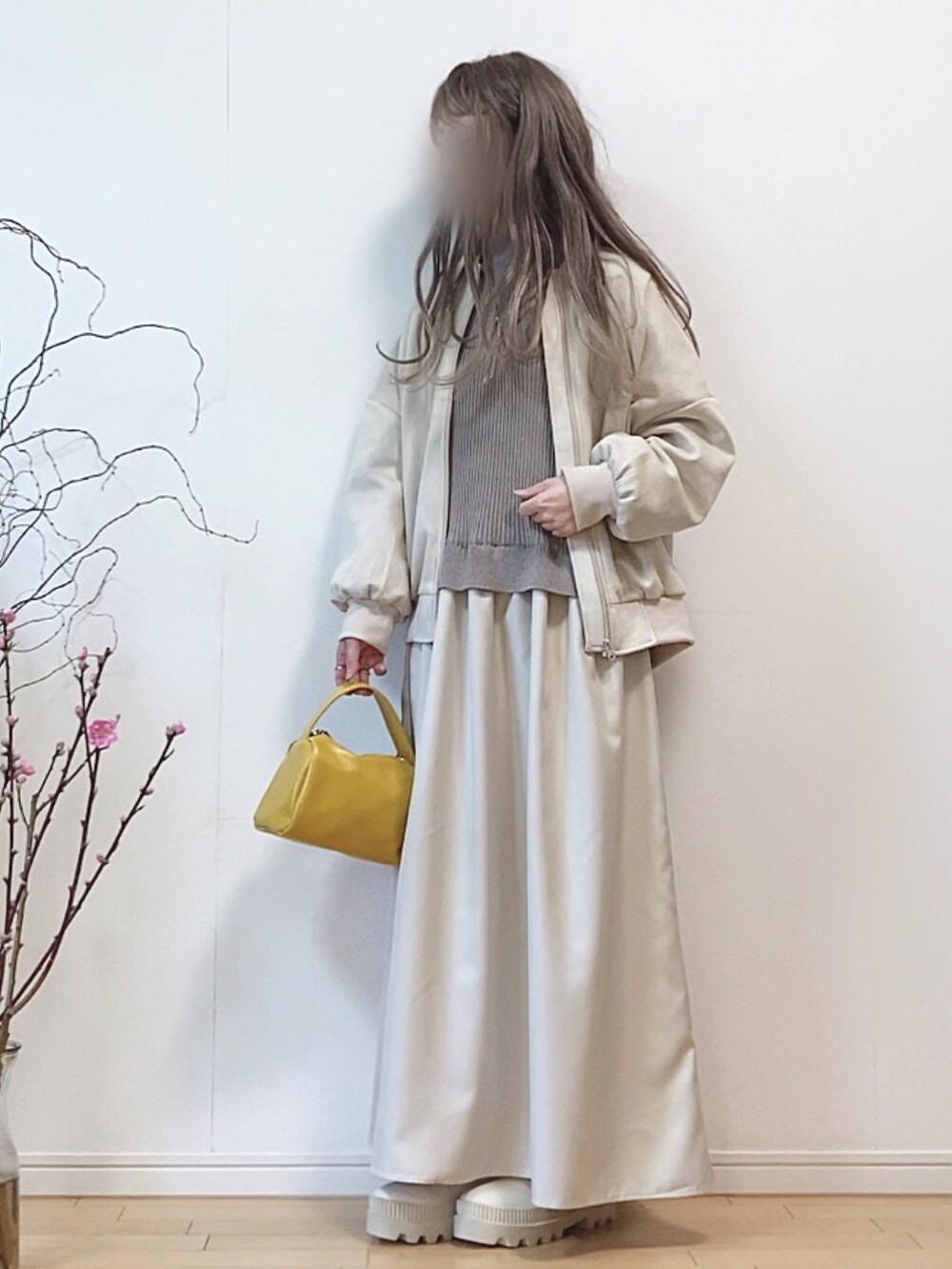 「ブルゾン、レザージャケット、春アウター、シャツワンピース、シャツワンピ、ベスト、ニットベスト、ショートブーツ、厚底シューズ、イエロー、淡色コーデ、淡色女子、レイヤードスタイル、春コーデ」|「ITEMS URBANRESEARCHのフェイクスエードブルゾン(ブルゾン、ホワイト系)」を使った、mikaさん(レディース・155cm)の冬コーディネートの3枚目の写真