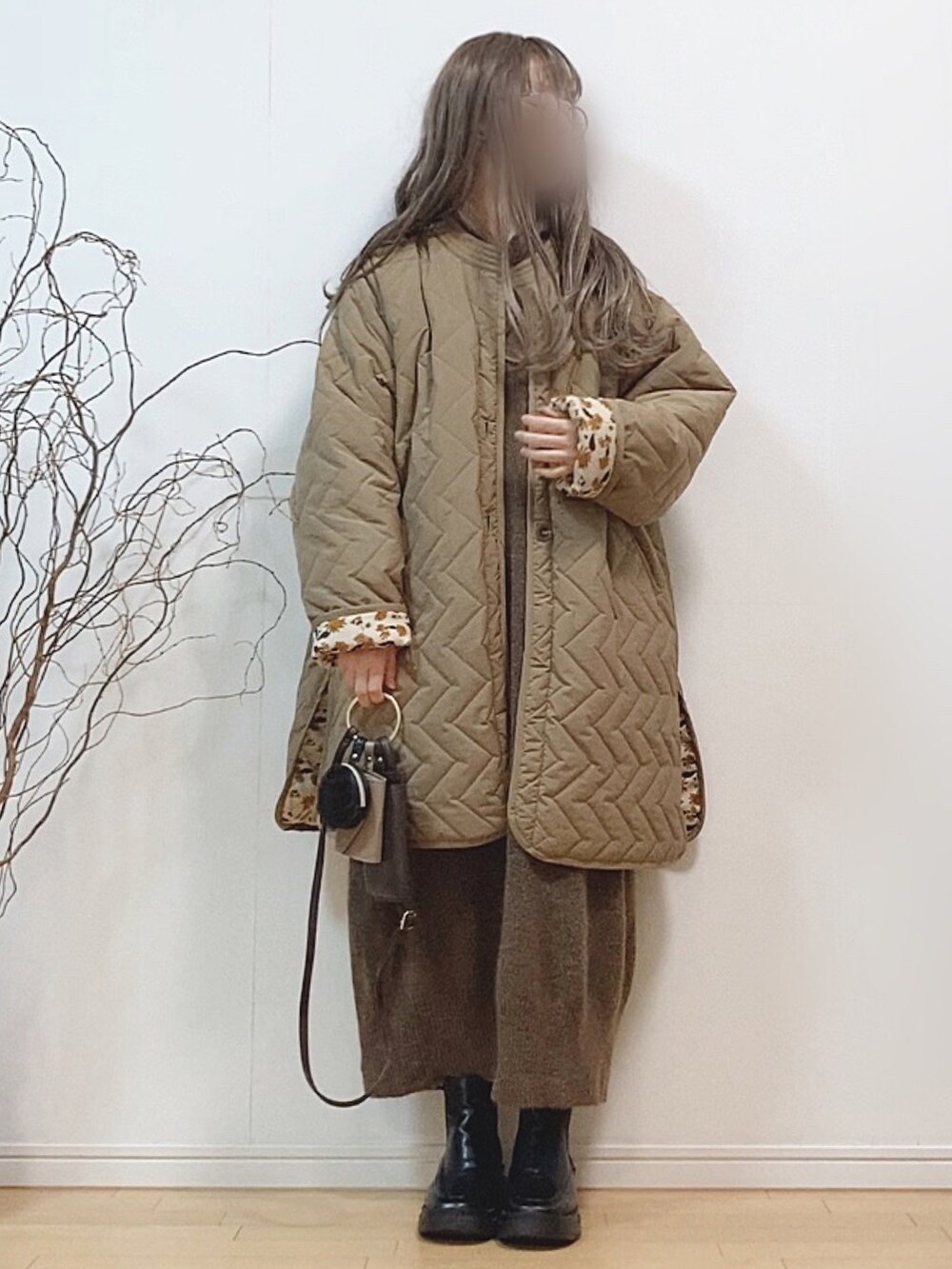 「クリスマスに着たい服、マイベストコーデ2021、花柄、キルティングジャケット、ノーカラーコート、ニットワンピース、パーカー、ブーツ、サイドゴアブーツ、ミニバッグ、しまむら、ブラウン、休日スタイル、ビッグシルエット」｜「UR Lab.のUR Lab.　柄リバーシブルキルティングブルゾン（ダウンジャケット/コート、ベージュ系）」を使った、mikaさん（レディース・155cm）の冬コーディネートの3枚目の写真
