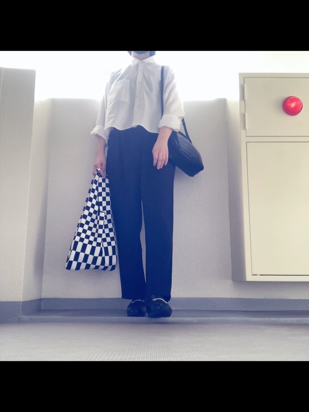 ホワイト系のシャツ/ブラウス、ブラック系のローファー、ブラック系のショルダーバッグを着用したレディースの秋コーディネートの2枚目の写真