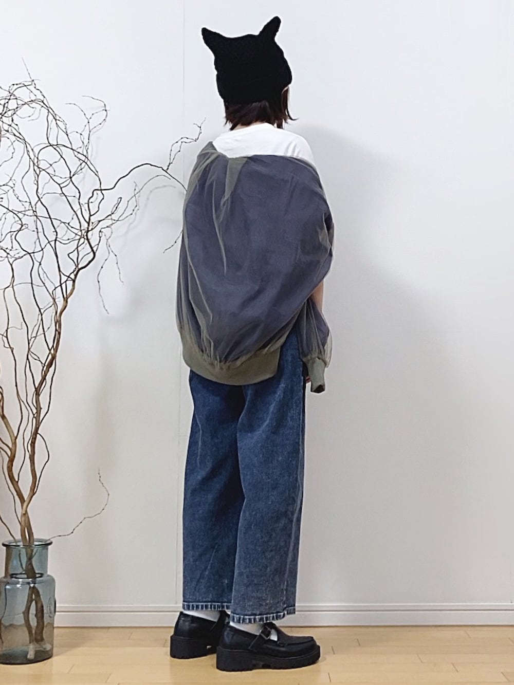 「MA-1、ロゴT、カーブパンツ、デニム、デニムパンツ、猫耳、ネコミミ、ニット帽、ビーニー、ローファー、秋コーデ、ハロウィン、韓国ファッション、ストリート、休日スタイル」｜「しまむらのアイテム（Tシャツ/カットソー、ホワイト系）」を使った、mikaさん（レディース・155cm）の秋コーディネートの3枚目の写真