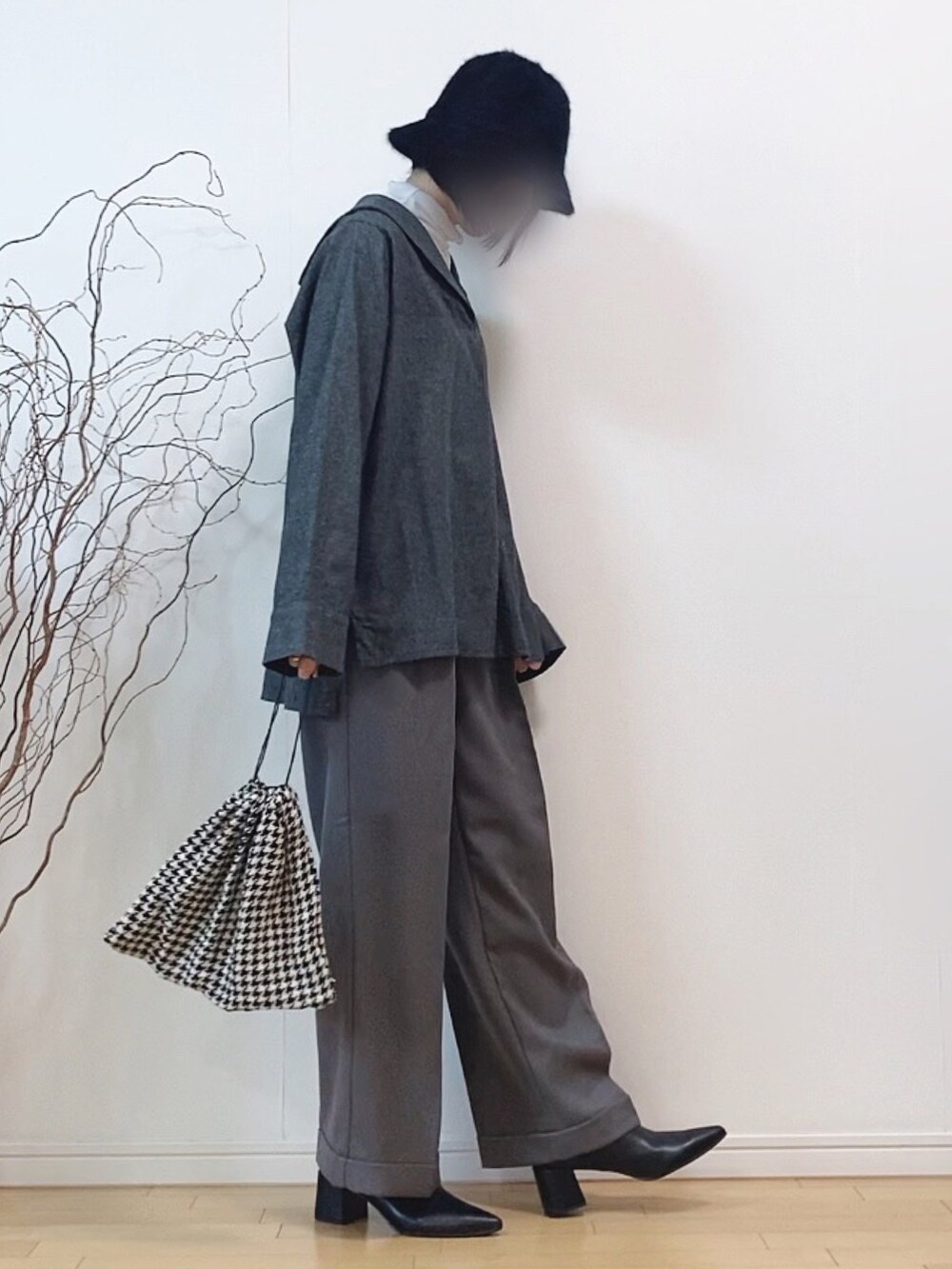 ブラック系のトップス、グレー系のパンツ、ホワイト系のTシャツ/カットソーを着用したレディースの秋コーディネートの2枚目の写真