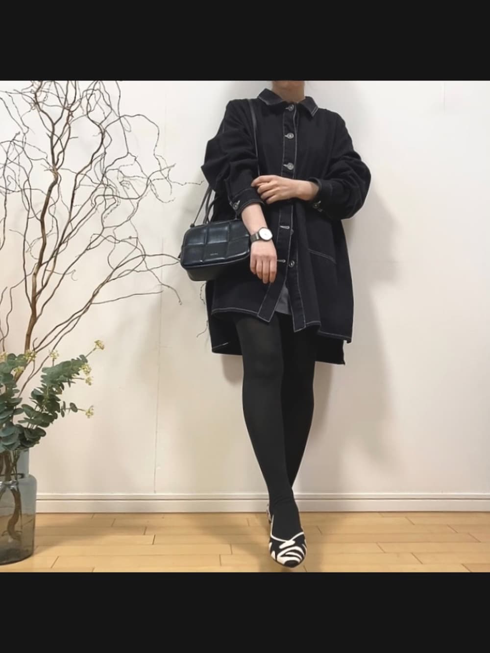 グレー系のパンツ、その他のパンプス、ブラック系のショルダーバッグを着用したレディースの春コーディネートの3枚目の写真