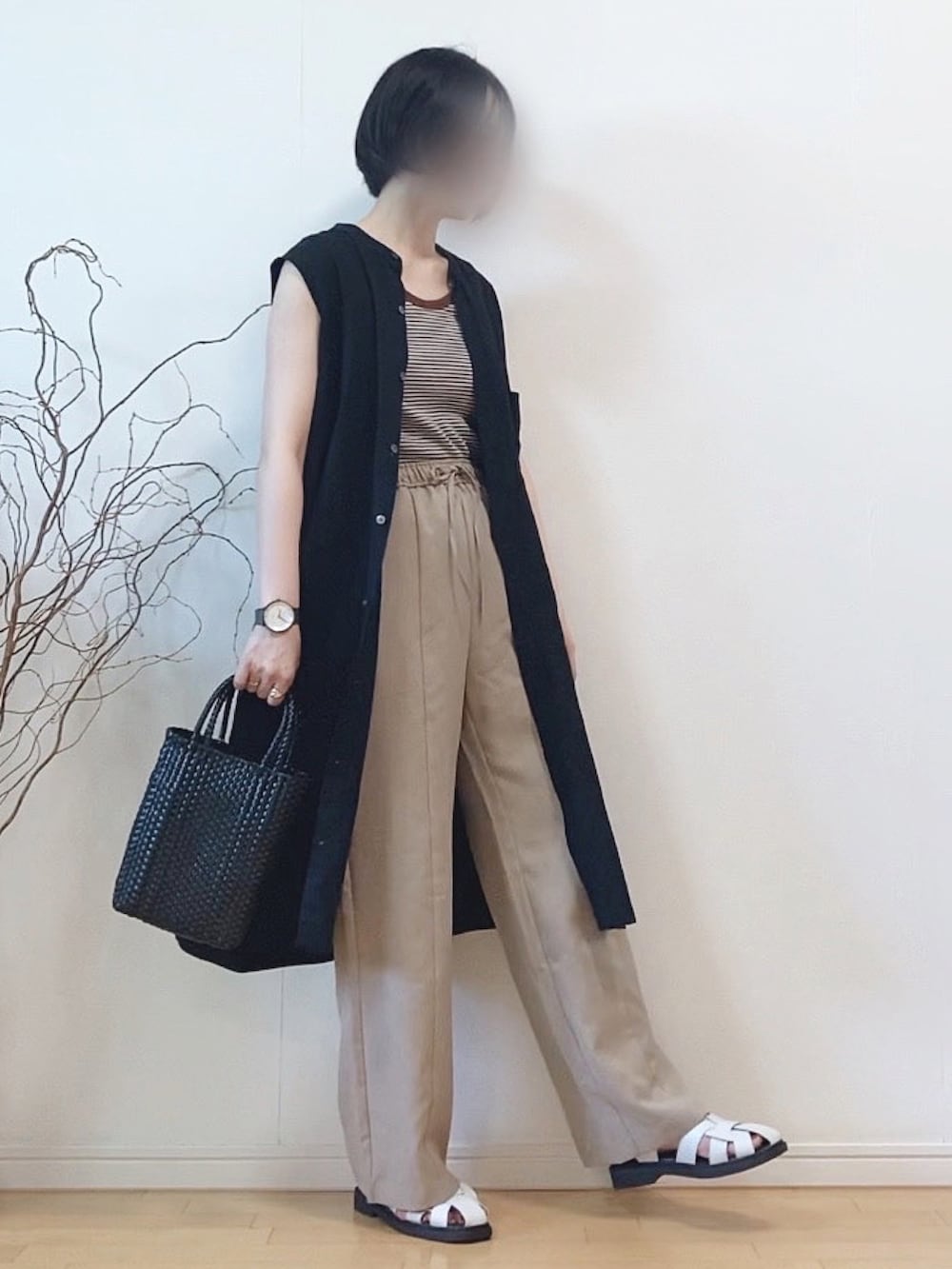 ブラック系のシャツ/ブラウス、ブラウン系のタンクトップ、ベージュ系のパンツを着用したレディースの夏コーディネートの2枚目の写真