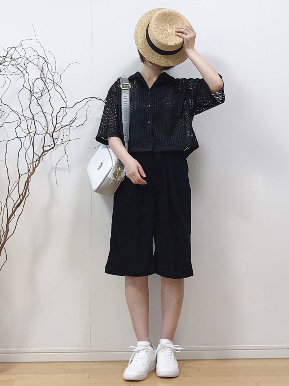 「メッシュ、シアートップス、オープンカラーシャツ、開襟シャツ、チェック、ハーフパンツ、セットアップ、オールブラック、モノトーン、モノトーンコーデ、ショルダーバッグ、ミニバッグ、麦わら帽子、スニーカー、レトロ」｜「Availのアイテム（トップス、ブラック系）」を使った、mikaさん（レディース・155cm）の夏コーディネートの2枚目の写真