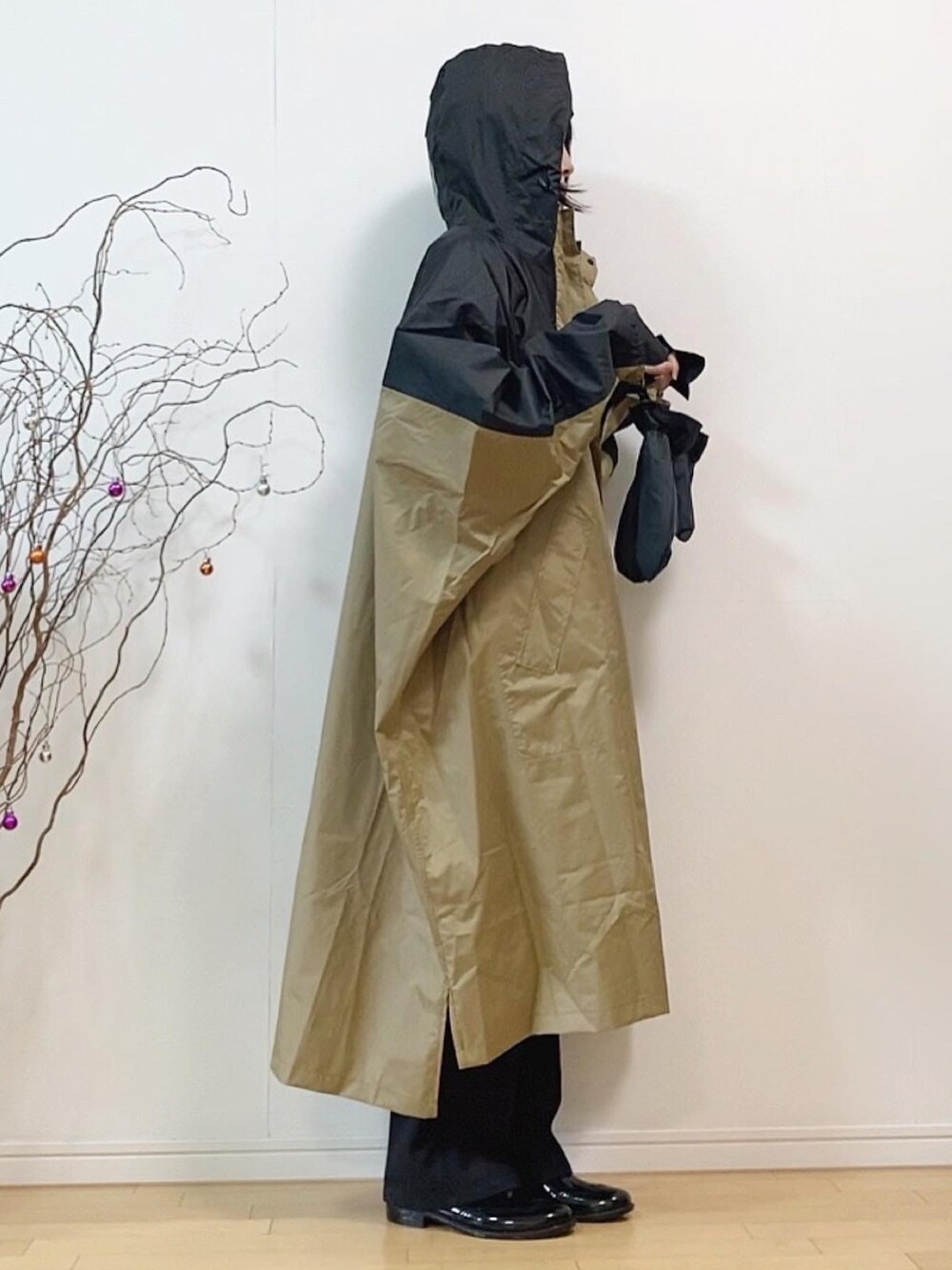 「WEARハロウィン2022、レインコート、パーカー、レインブーツ、ロゴT、センタープレス、Wrangler、3coins、ニット帽、雨の日コーデ、アウトドアスタイル、シンプルコーデ、秋コーデ」｜「アメトハレのAH-100ハイポンチョ DX（レインコート/ポンチョ、ベージュ系）」を使った、mikaさん（レディース・155cm）の秋コーディネートの4枚目の写真