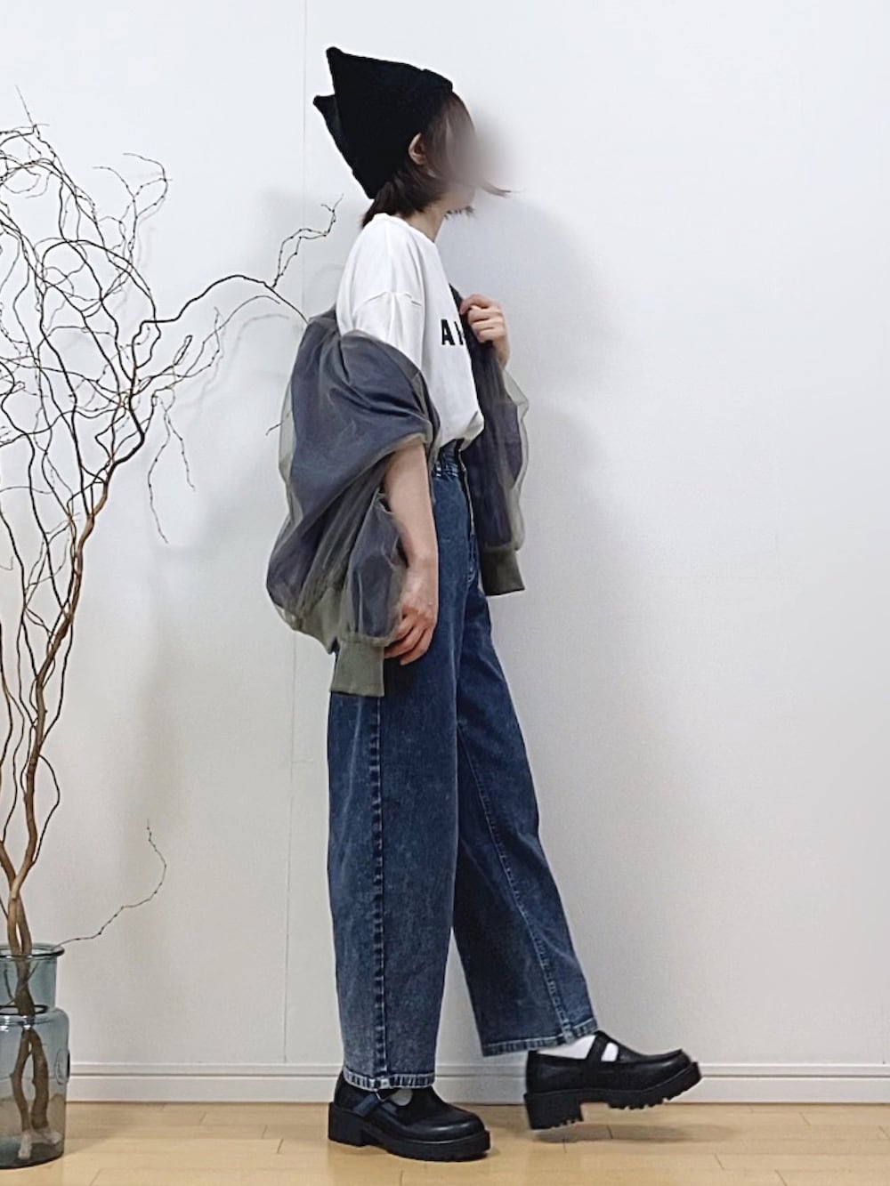 「MA-1、ロゴT、カーブパンツ、デニム、デニムパンツ、猫耳、ネコミミ、ニット帽、ビーニー、ローファー、秋コーデ、ハロウィン、韓国ファッション、ストリート、休日スタイル」｜「しまむらのアイテム（Tシャツ/カットソー、ホワイト系）」を使った、mikaさん（レディース・155cm）の秋コーディネートの2枚目の写真