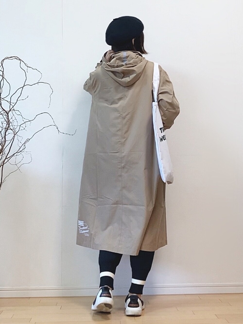 「レインコート、春アウター、Traditional Weatherwear、トートバッグ、ジョガーパンツ、ニットパンツ、ラインパンツ、スニーカー、ベレー帽、雨の日コーデ、オフィスカジュアル、春コーデ」|「Traditional WeatherwearのPENRITH RAIN PACKABLE / パッカブルレインコート(レインコート/ポンチョ、ベージュ系)」を使った、mikaさん(レディース・155cm)の春コーディネートの4枚目の写真