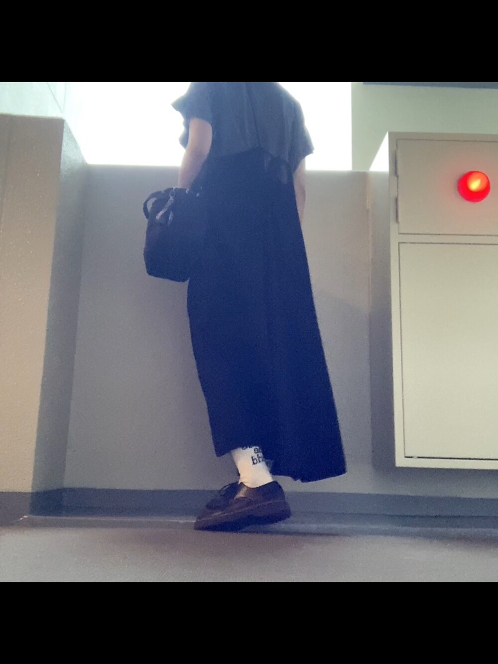 「ワンピース、キャミワンピ、カーキ、ブラック、秋色、ドレスシューズ、ショルダーバッグ」｜「しまむらの商品番号560-0674  税込2,420円（ワンピース/ドレス、ブラック系）」を使った、mikaさん（レディース・155cm）の秋コーディネートの4枚目の写真