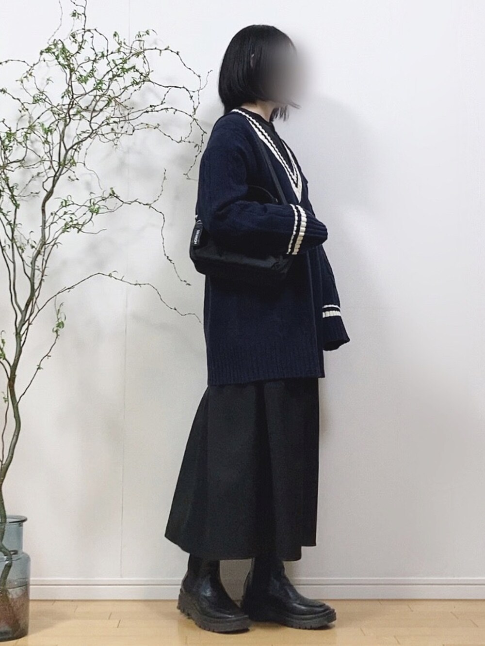 「チルデンニット、ニット、シャツワンピ、シャツワンピース、ロングワンピース、レイヤードスタイル、レイヤード、ブーツ、厚底シューズ、スクエアトゥ、休日スタイル、プチプラ、シンプルコーデ」|「GUのアイテム(トップス、ブルー系)」を使った、mikaさん(レディース・155cm)の冬コーディネートの2枚目の写真