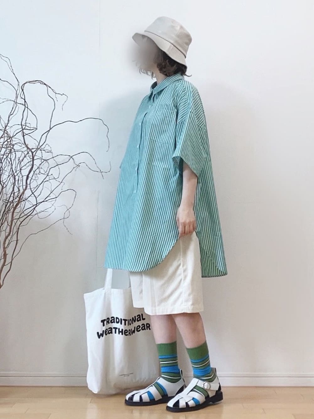 グリーン系のシャツ/ブラウス、ホワイト系のパンツ、ホワイト系のサンダルを着用したレディースの夏コーディネートの2枚目の写真